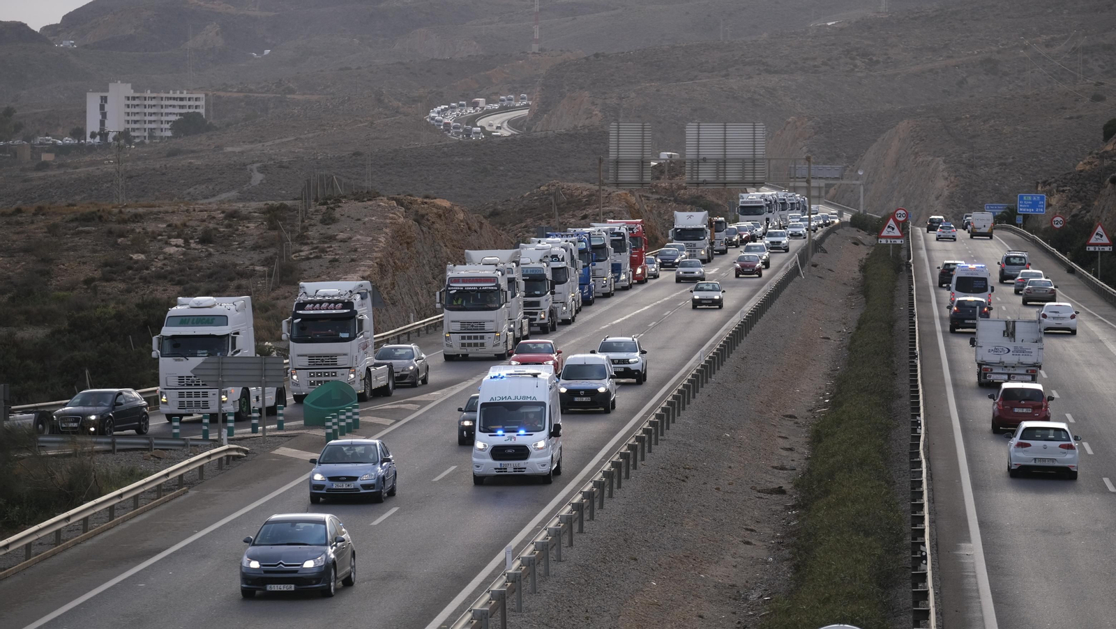 Fotogalería de la protesta de los camioneros de Almería