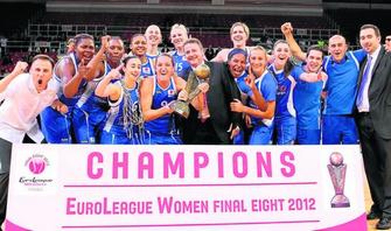 La plantilla al completo del Ciudad Ros Casares posa con el trofeo que le acredita como campeón de la Euroliga femenina.