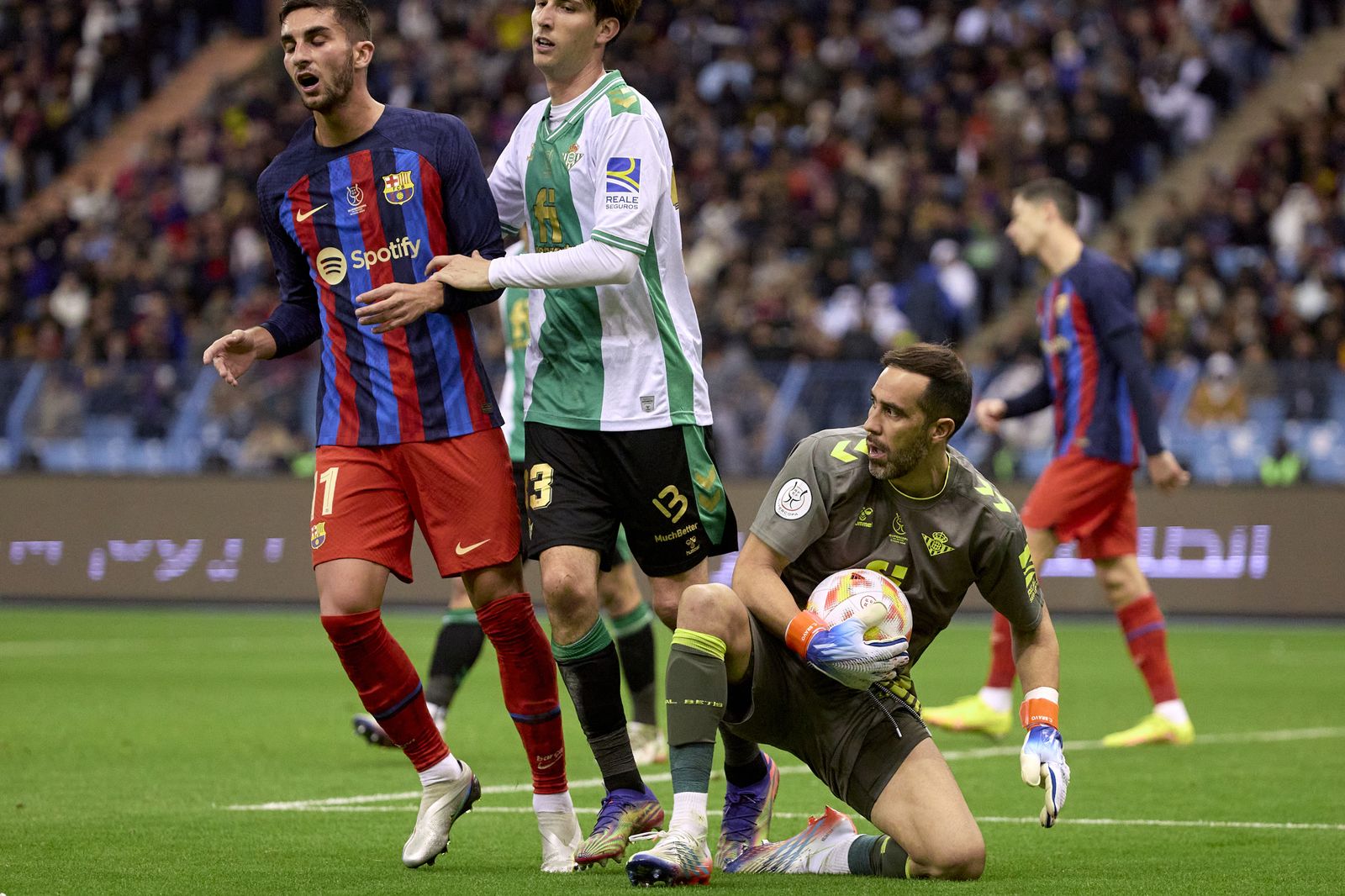 Las fotos de la prórroga y los penaltis del Betis - Barcelona
