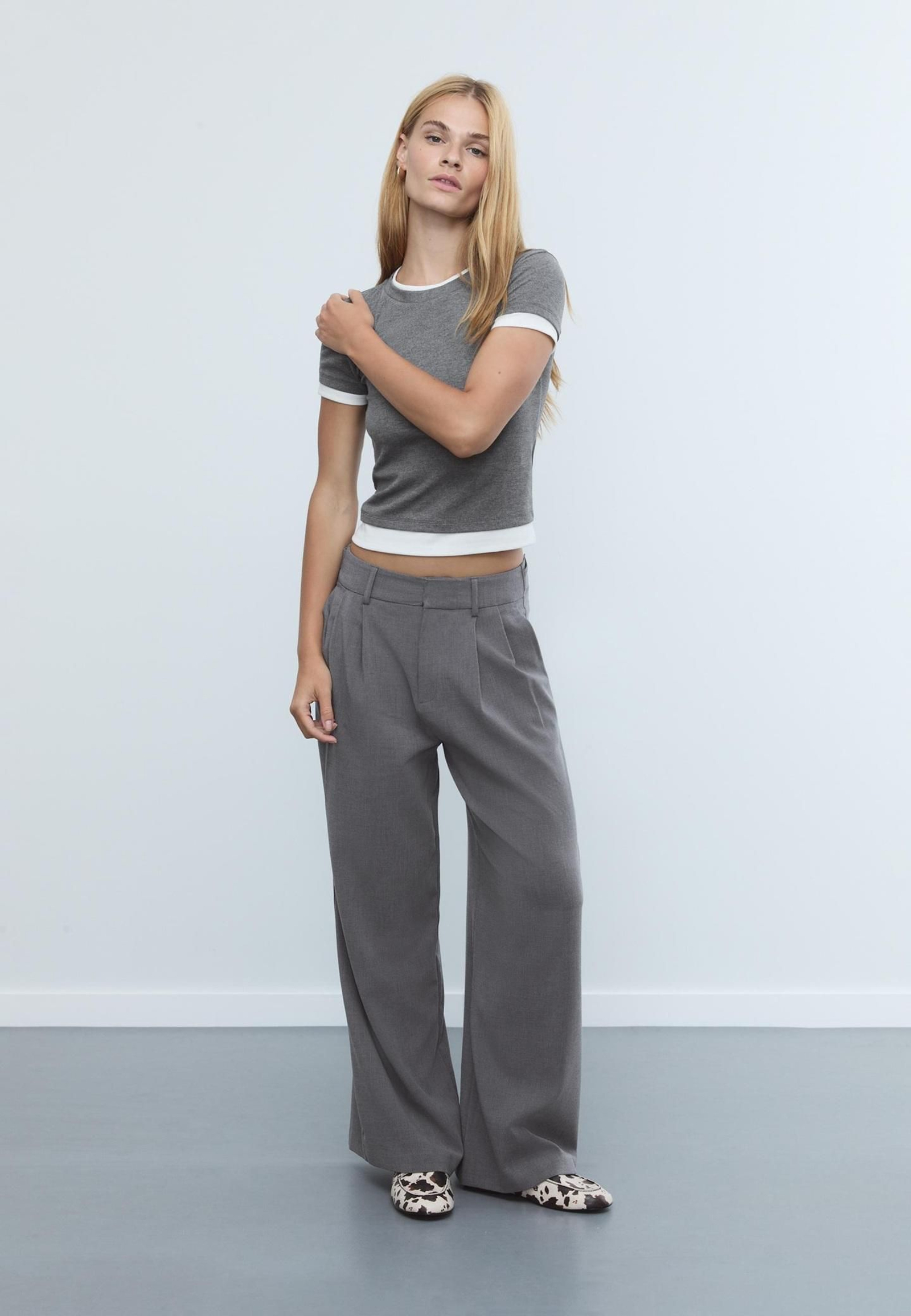 Pantalones grises de Stradivarius.