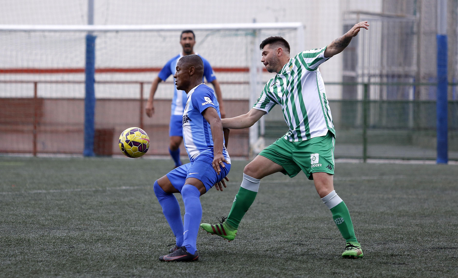 La jornada solidaria de los Málaga Forever y el Betis, en fotos