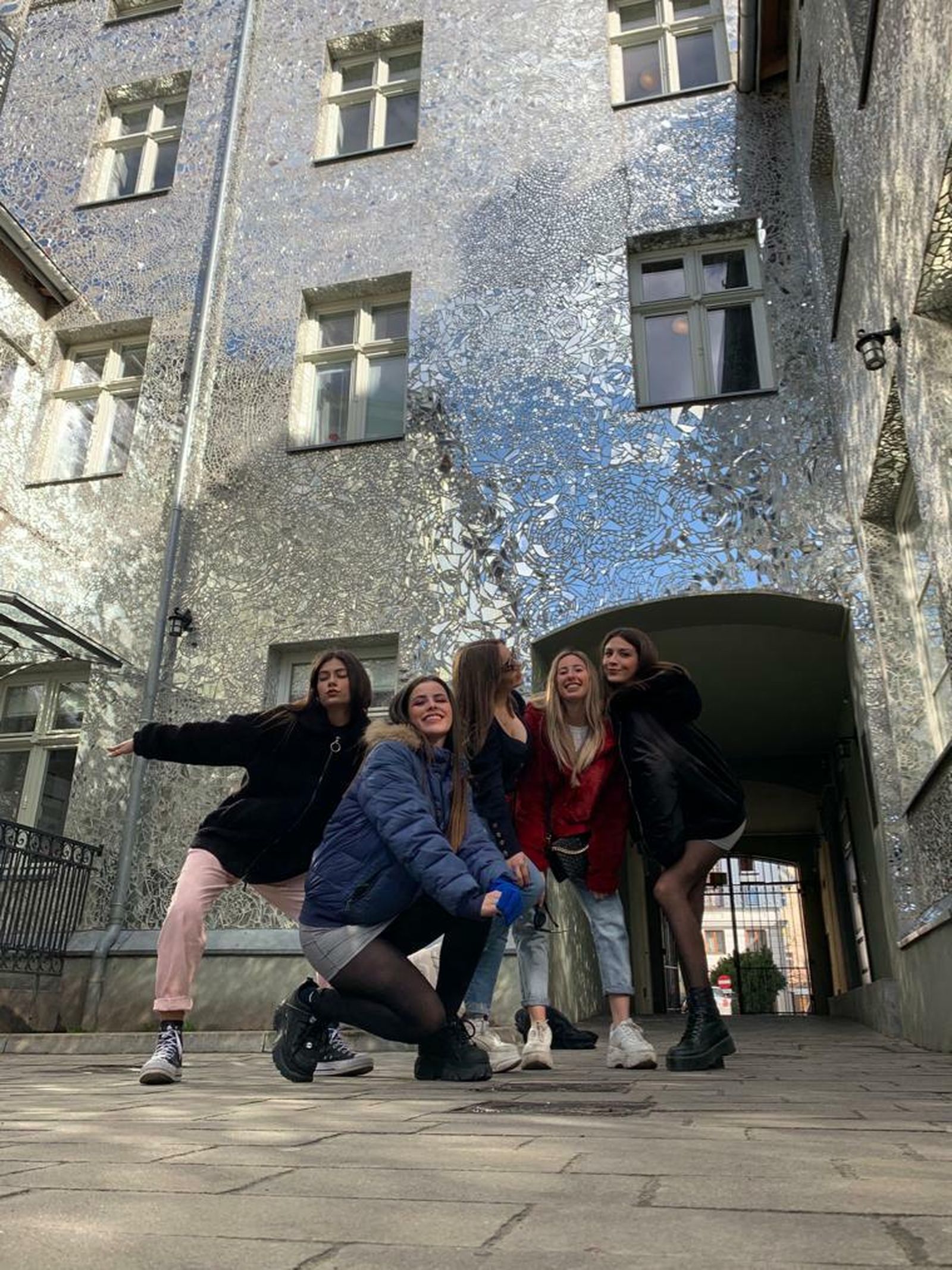 La sevillana Marta Salas posa junto a las otras cuatro andaluzas durante su primer día en Łódź.