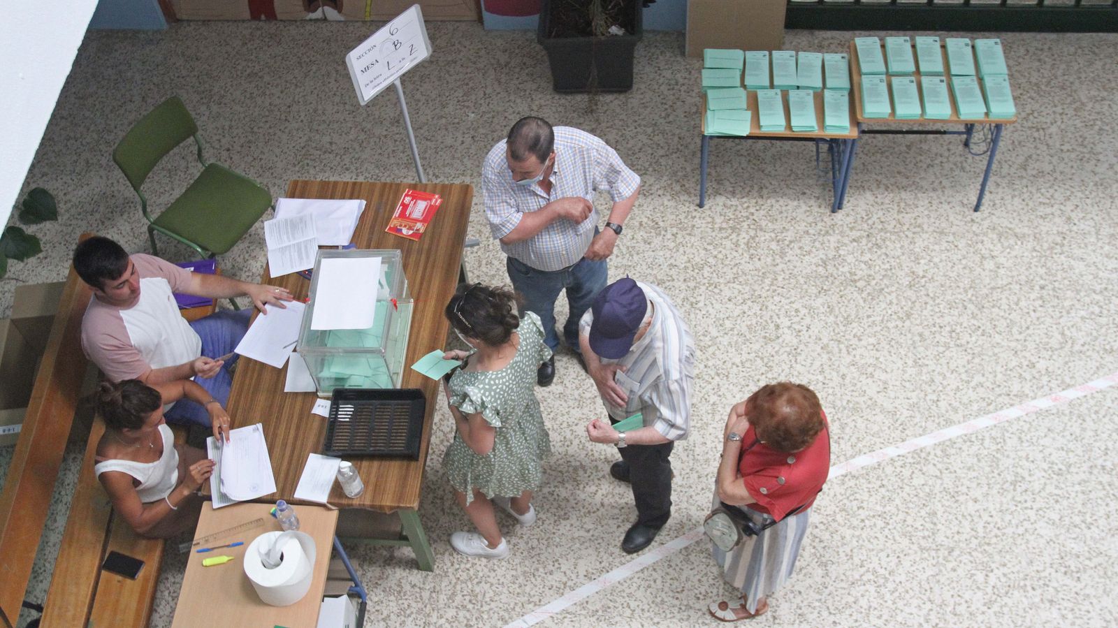Varias personas guardan su turno para votar en La Línea, el pasado domingo.
