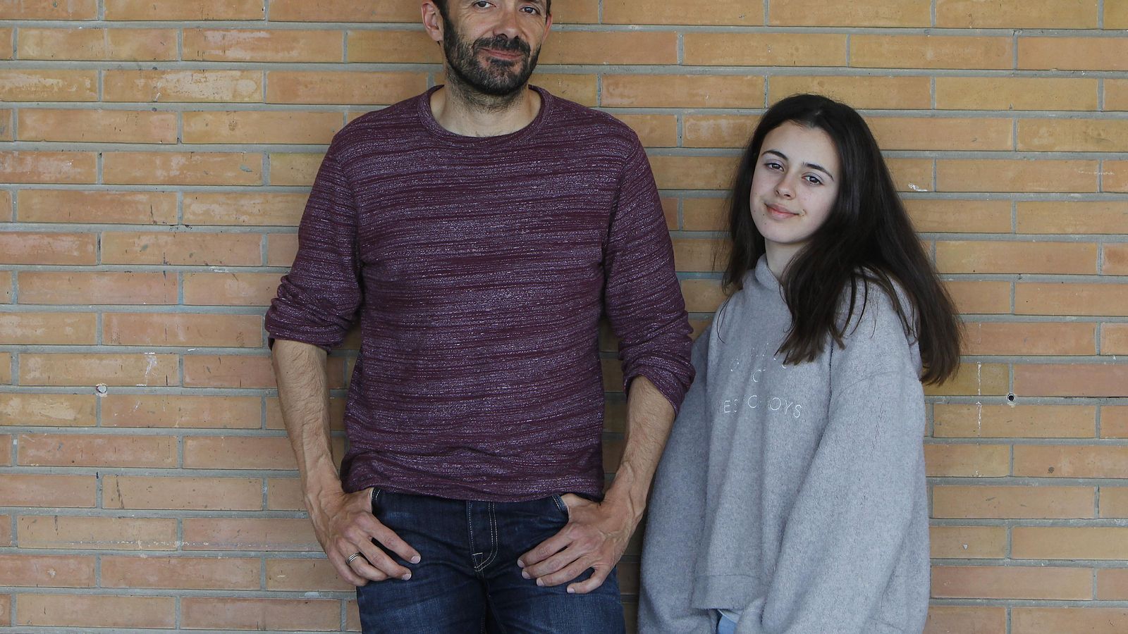 Padre e hija posan en la Estación de Santa Justa de Sevilla.