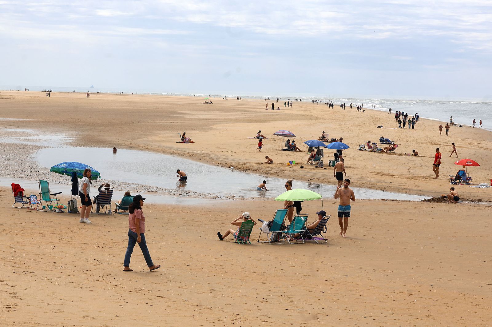 Imágenes del ambiente en la playa de El Portil durante la mañana del 1 de mayo