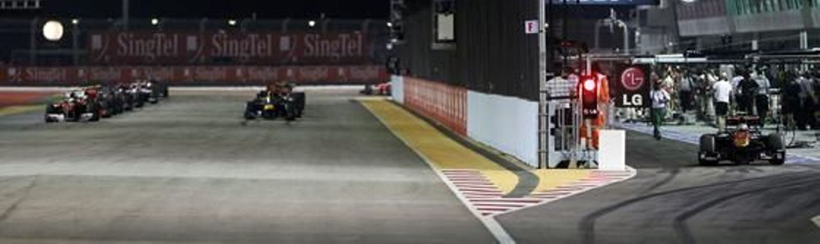 Fernando Alonso se acerca al liderato del Mundial tras ganar el Gran Premio de Singapur. / Reuters