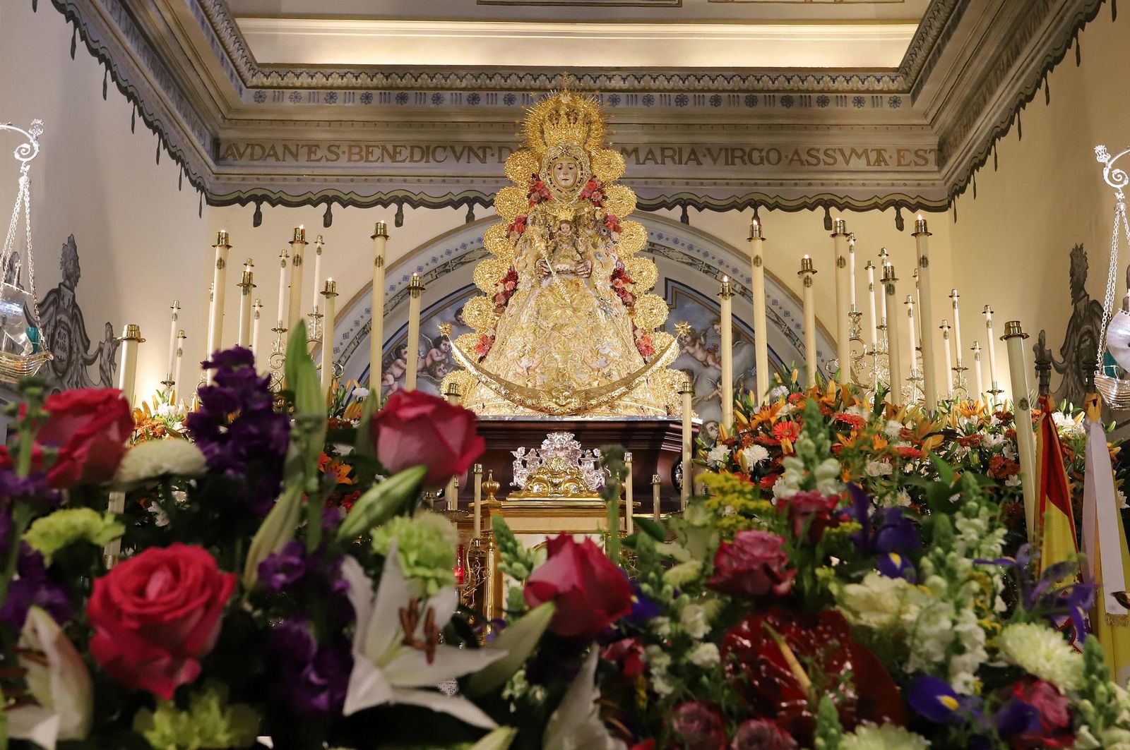 La Virgen del Rocío en el altar de la parroquia de la Asunción.