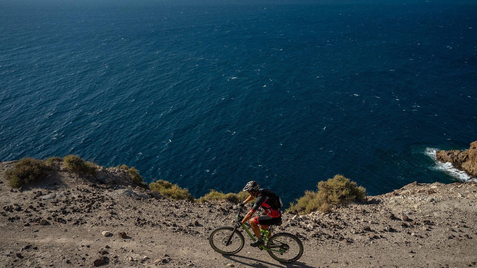 Imagen aérea de uno de los participantes en esta prueba a su paso por uno de los tramos.