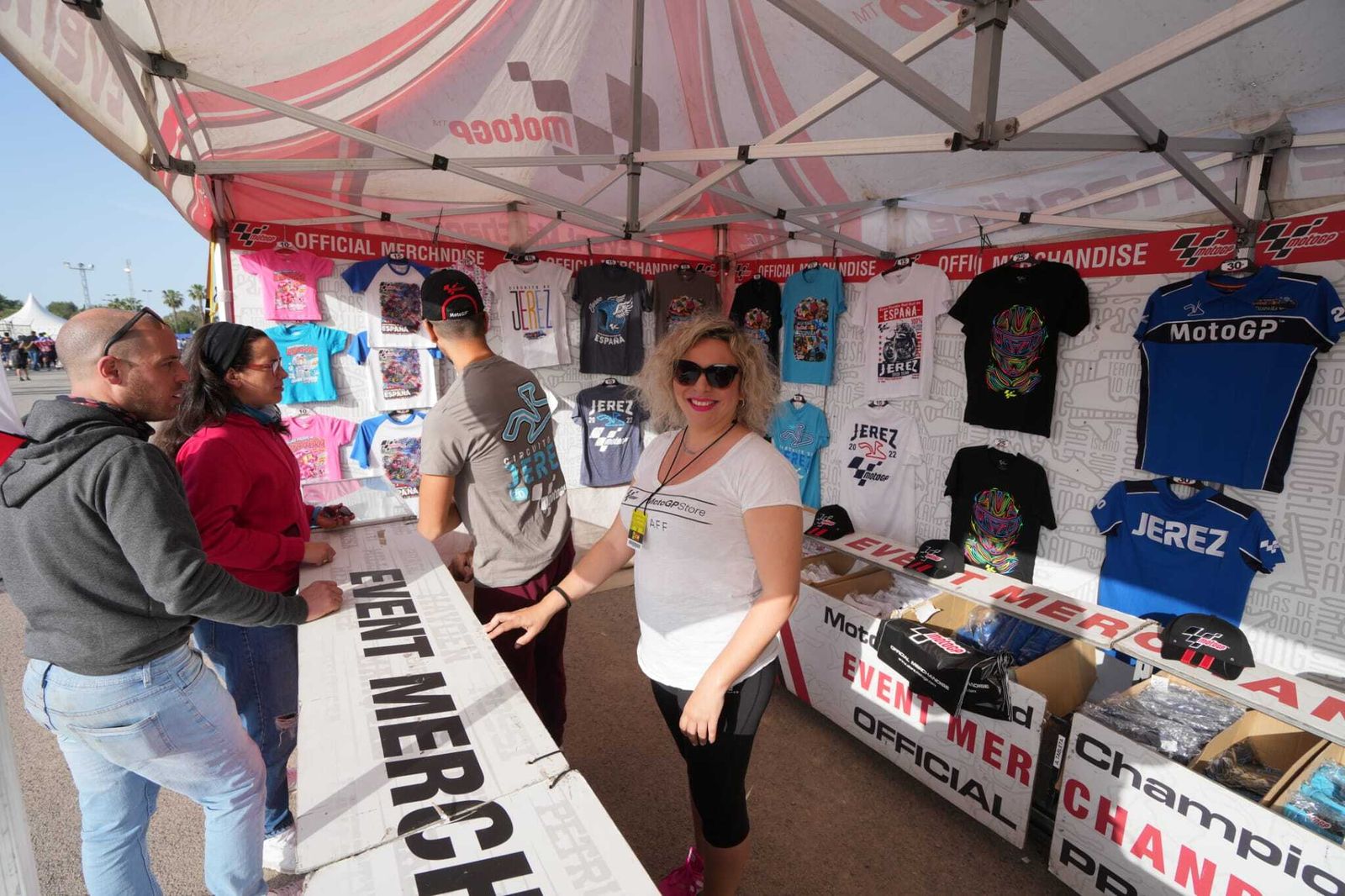 Neveras, cerveza muy fría y sombrillas para combatir al calor en el Gran Premio de España en Jerez