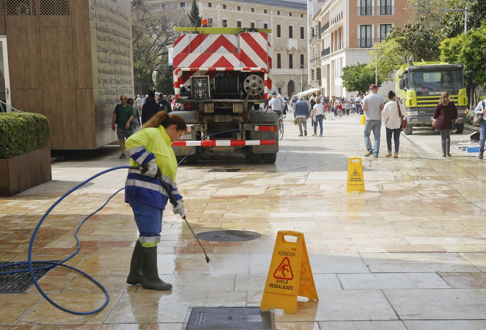 Un operario de Limasa en la calle Larios.