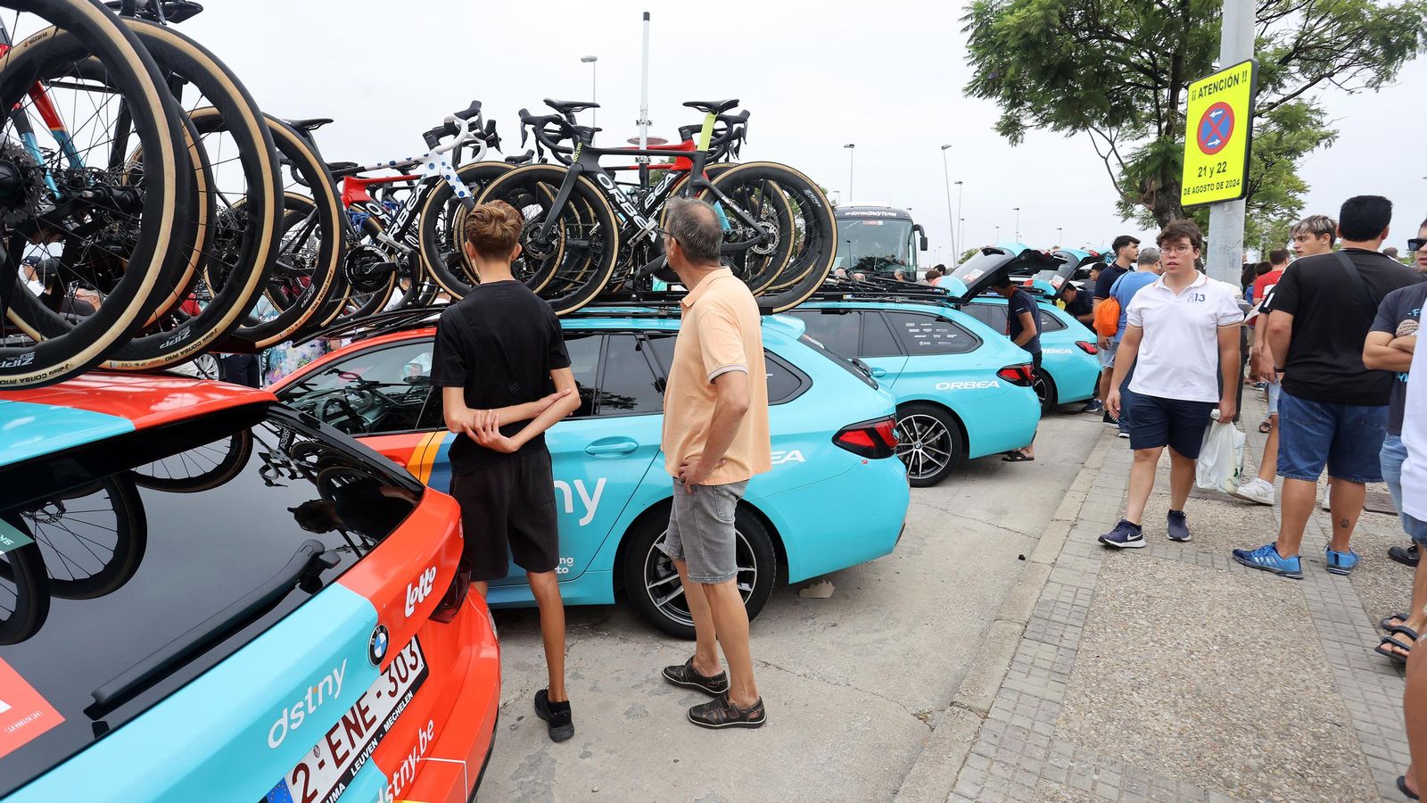 Así fue la salida de la Vuelta España desde Carrefour Sur en Jerez