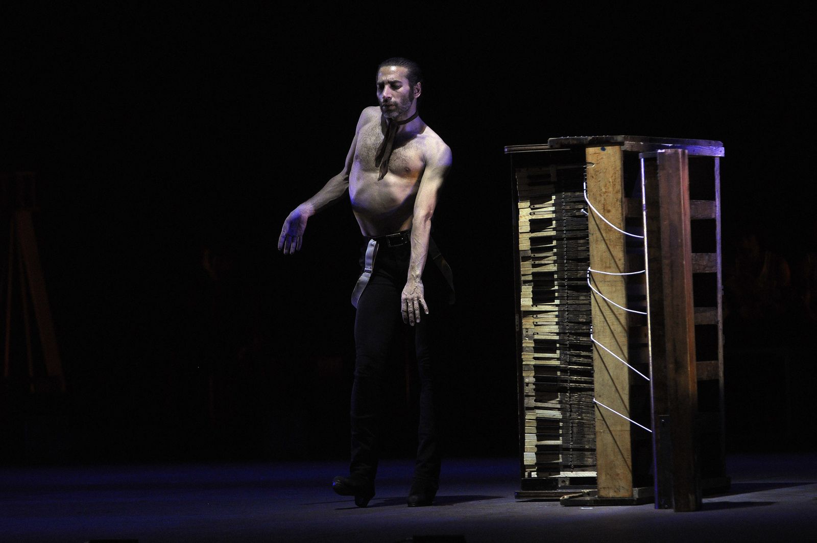 Israel Galván durante un espectáculo en 2004