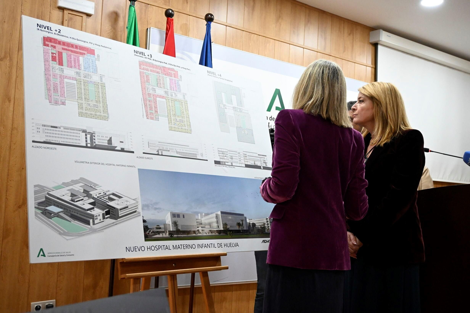 Pilar Miranda junto a Rocío Hernández, consejera de Salud, observa el proyecto del hospital Materno-Infantil.