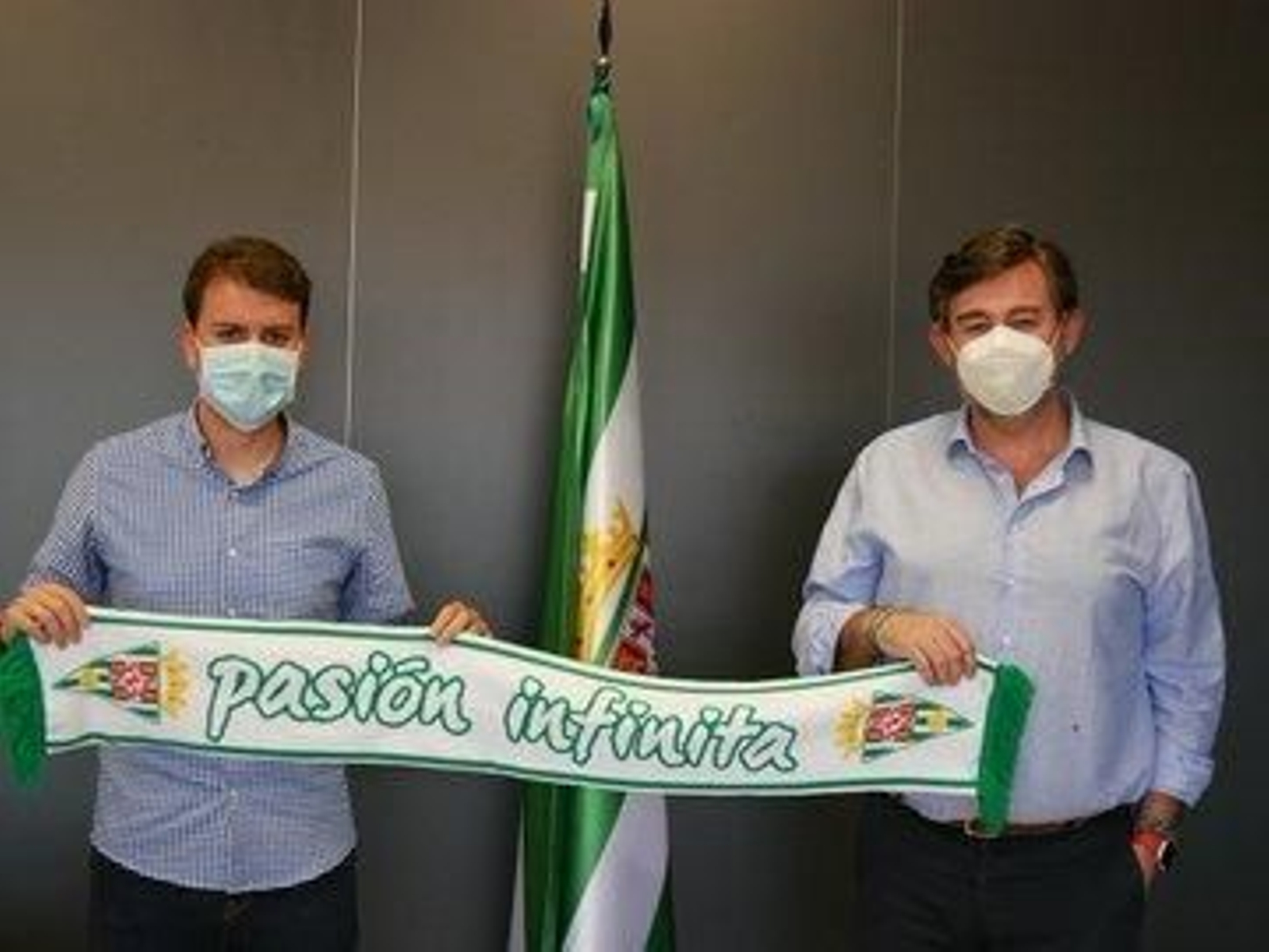 Manu Agudo y Javier González Calvo posan tras la firma en las oficinas de El Arcángel.