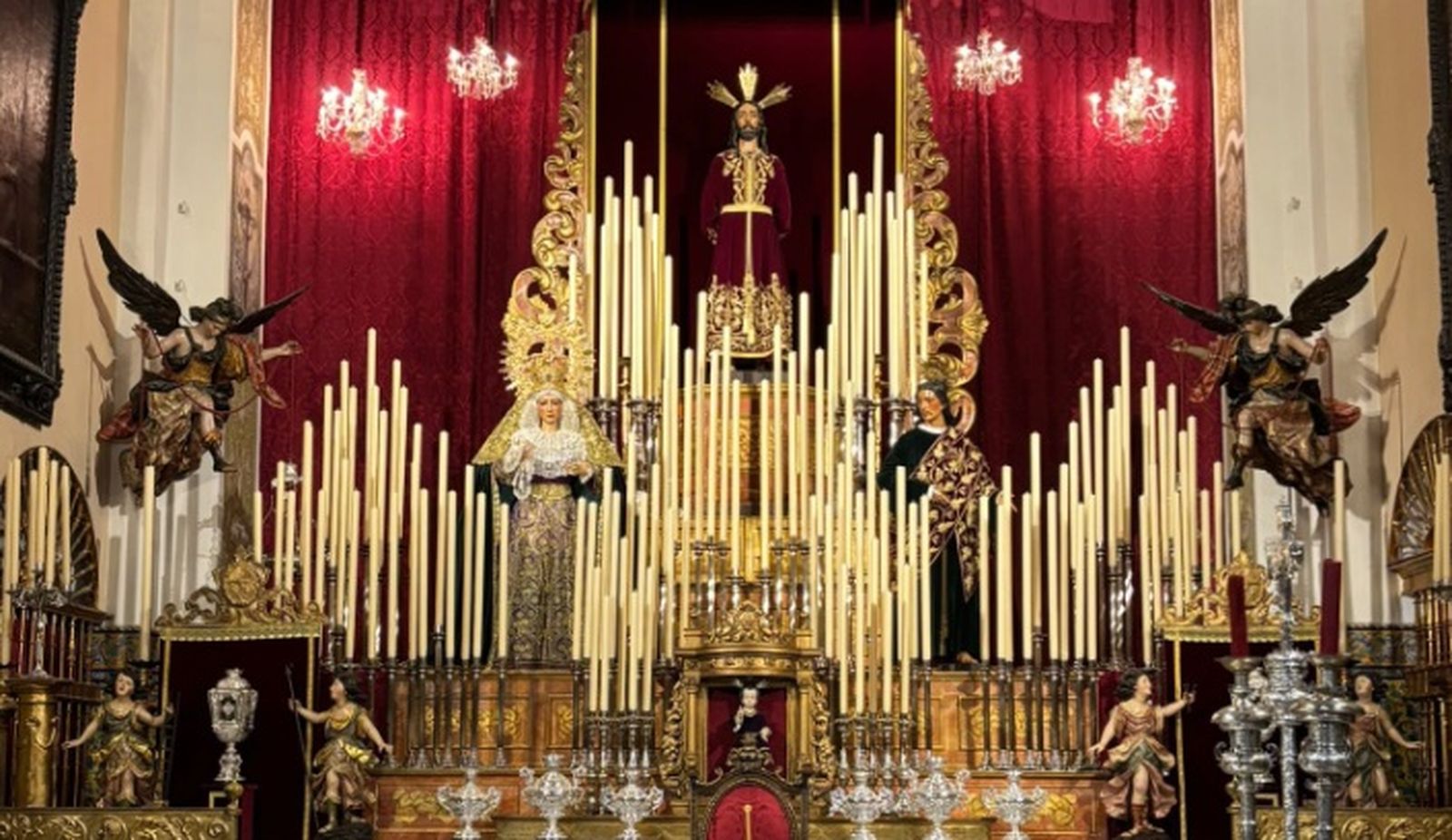 Altar de quinario de la hermandad del Dulce Nombre