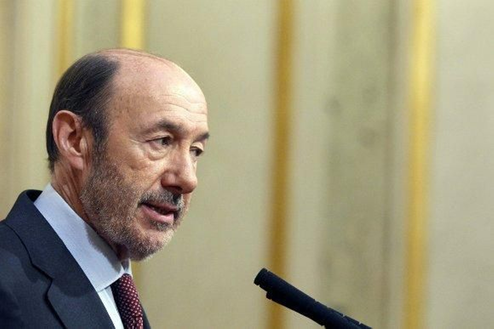 Rubalcaba pide al Gobierno que cambie para no dejar a nadie "en la cuneta"