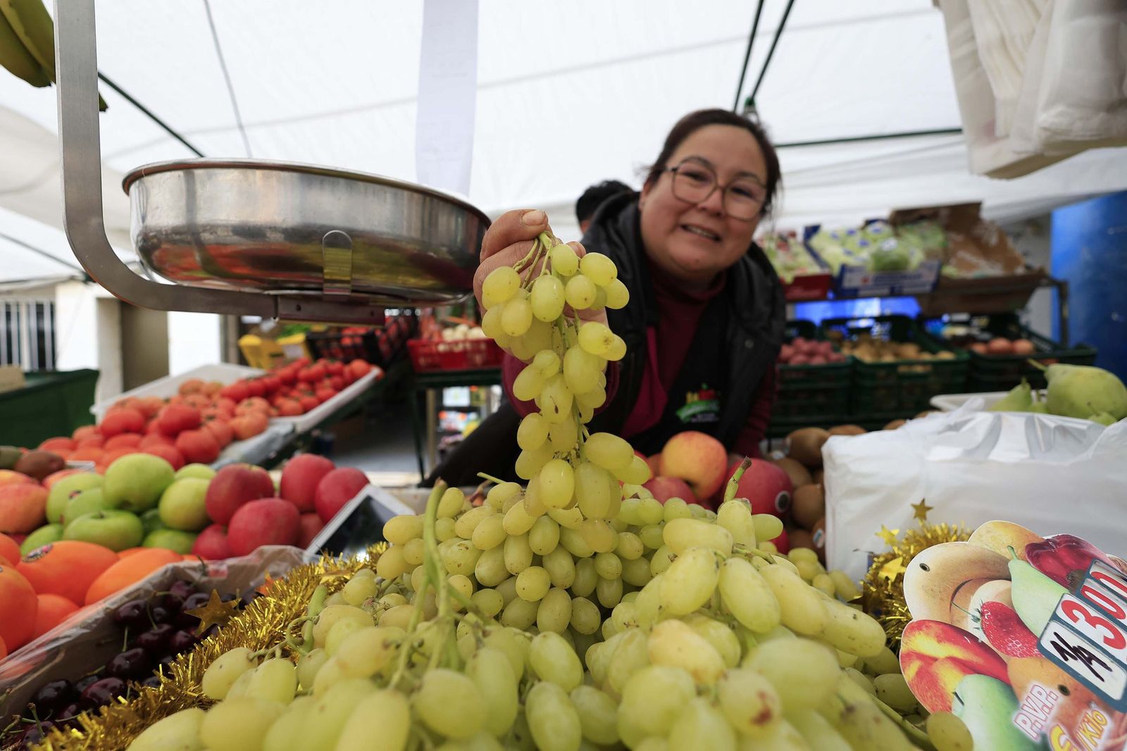 Las últimas compras para Nochevieja en Algeciras, en imágenes