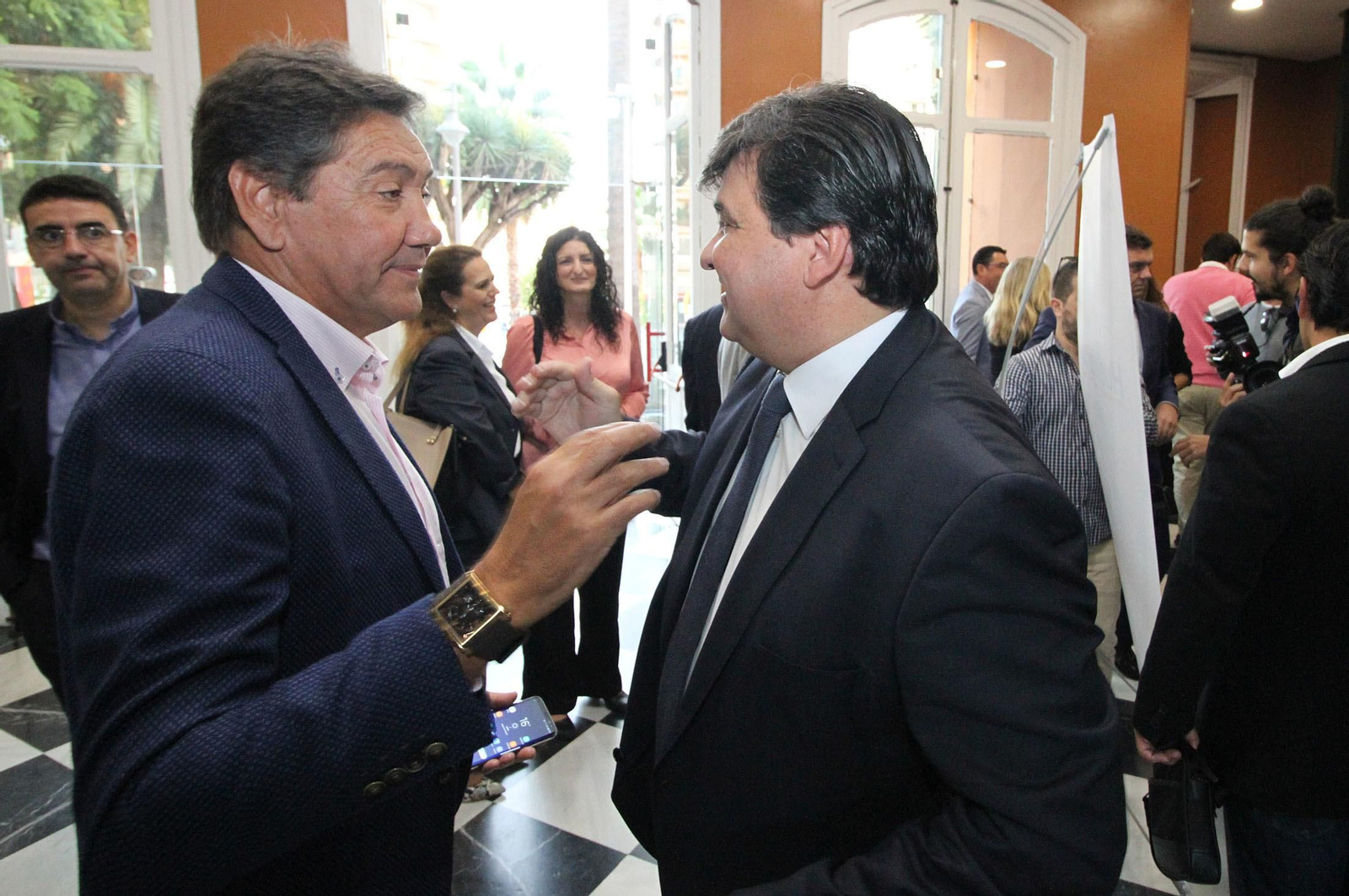 Imágenes de la conferencia y desayuno-coloquio de Gabriel Cruz, alcalde de Huelva
