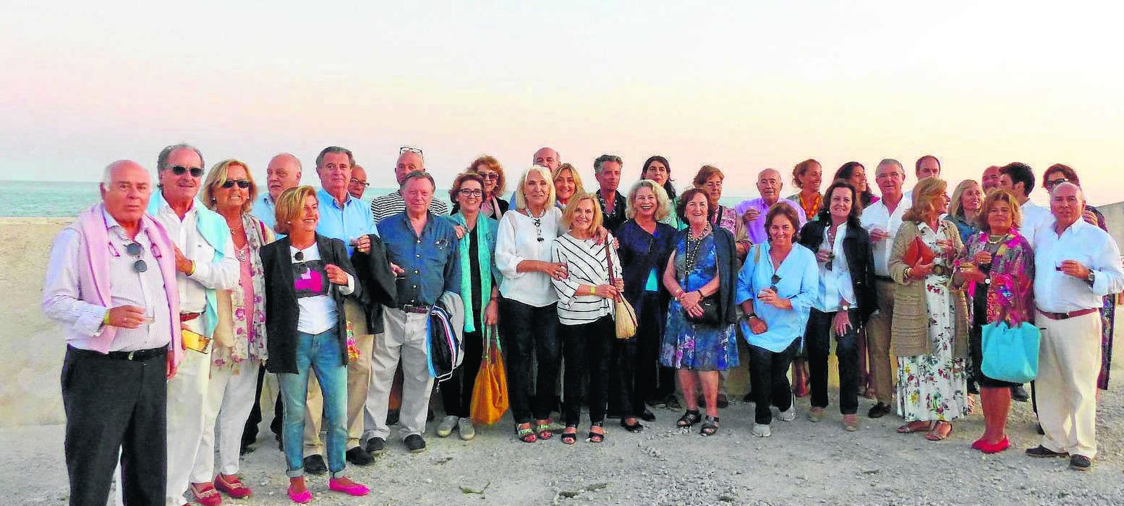 El grupo de tertulianos durante su visita al Castillo de Sancti Petri, entre ellos Antonio Grimaldi, Guillermo Boto, Victoria Casado, José María García León, Manolo González Macías, Susi Cigüela, Lourdes Serrano, Inma Casas, Teresa Jiménez, Araceli Fernández, Juan Sales, Pancho García-Agulló, Ana y Lola Delgado Cigüela, María Cardenas, Consuelo Mijares y Pepe Vázquez, entre otros.