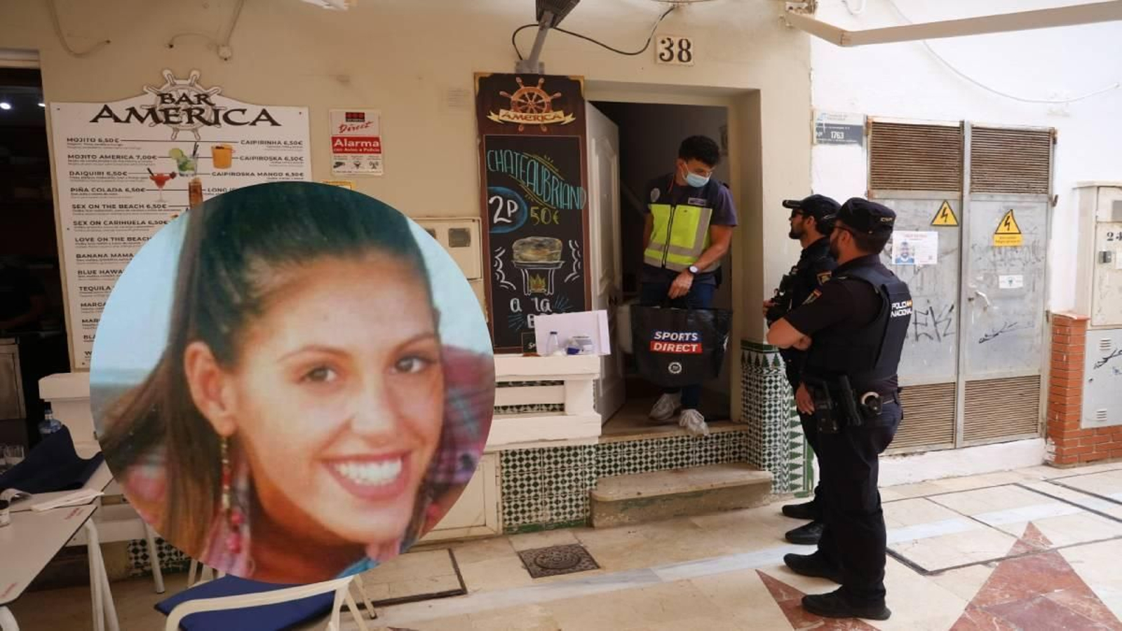Una imagen de archivo de la joven desaparecida en 2014, junto a los agentes de la Policía Nacional en la vivienda de Paula. Una imagen de archivo de la joven desaparecida en 2014, junto a los agentes de la Policía Nacional en la vivienda de Paula.