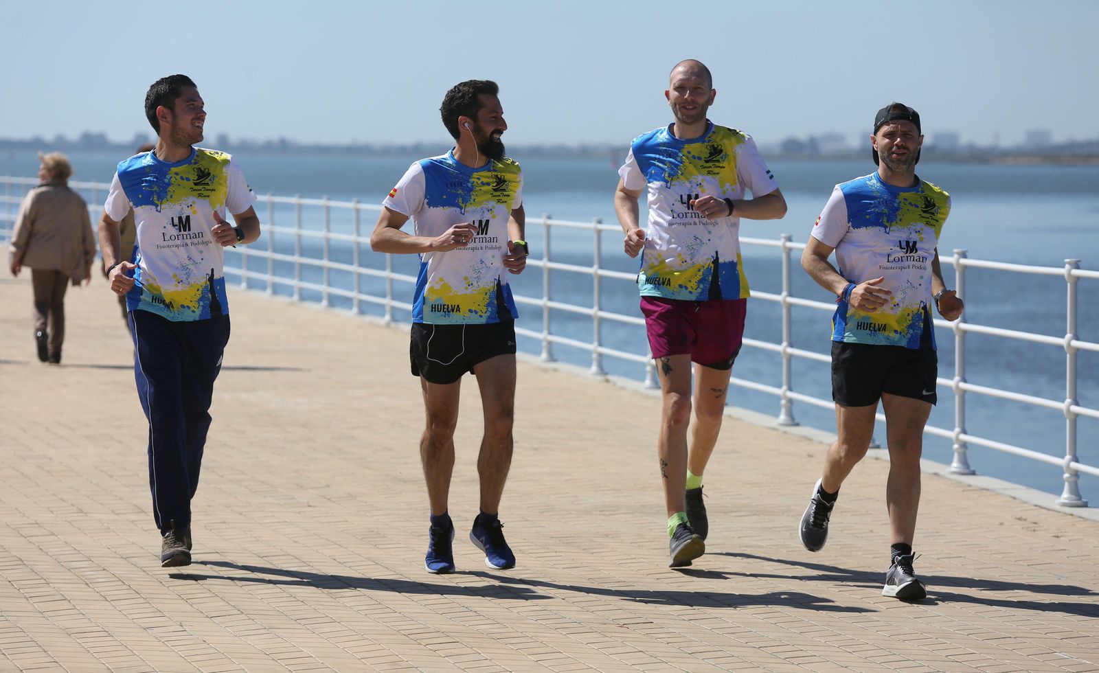 Algunos de los integrantes de Tercer Tiempo Run se ejercitan por el popular Paseo de la Ría de la capital onubense.
