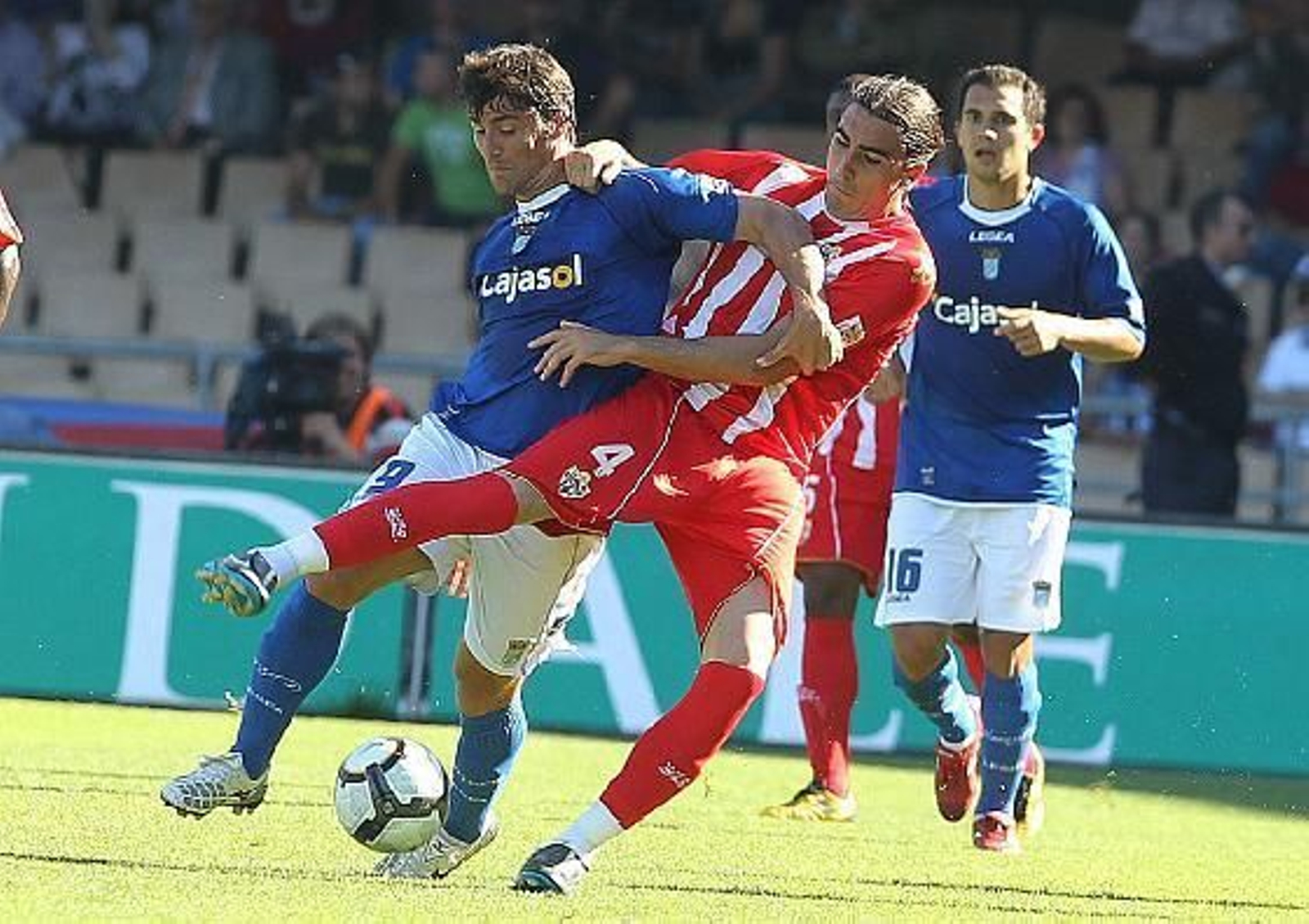Mario Bermejo pugna por un balón con Chico.   Foto: Miguel Angel Gonzalez