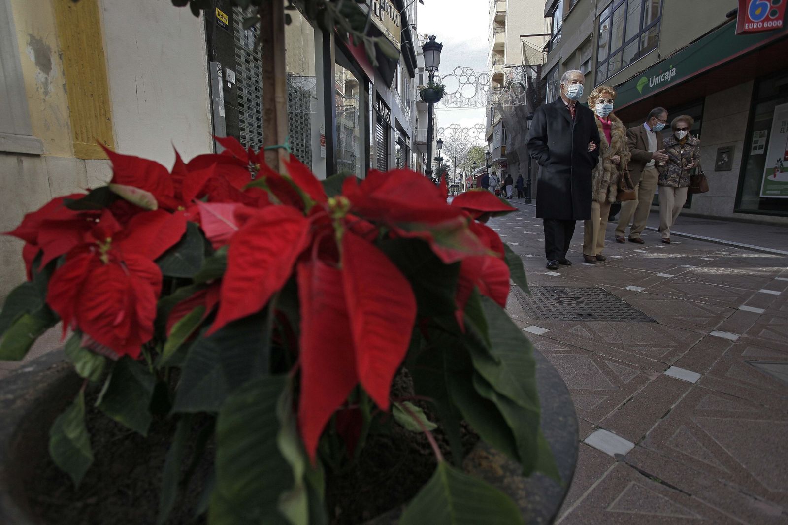 Varias personas pasean por la calle Real de La Línea.