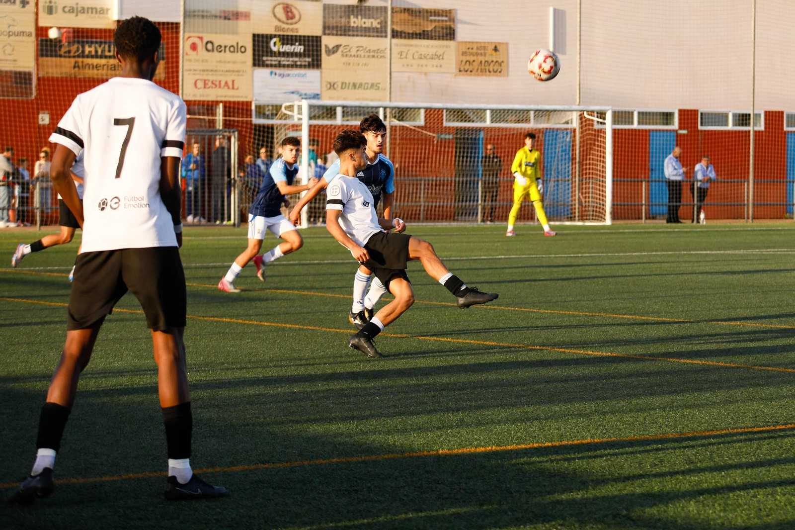 Un jugador cañaero trata de controlar el balón en el encuentro de la primera vuelta ante los onubenses.