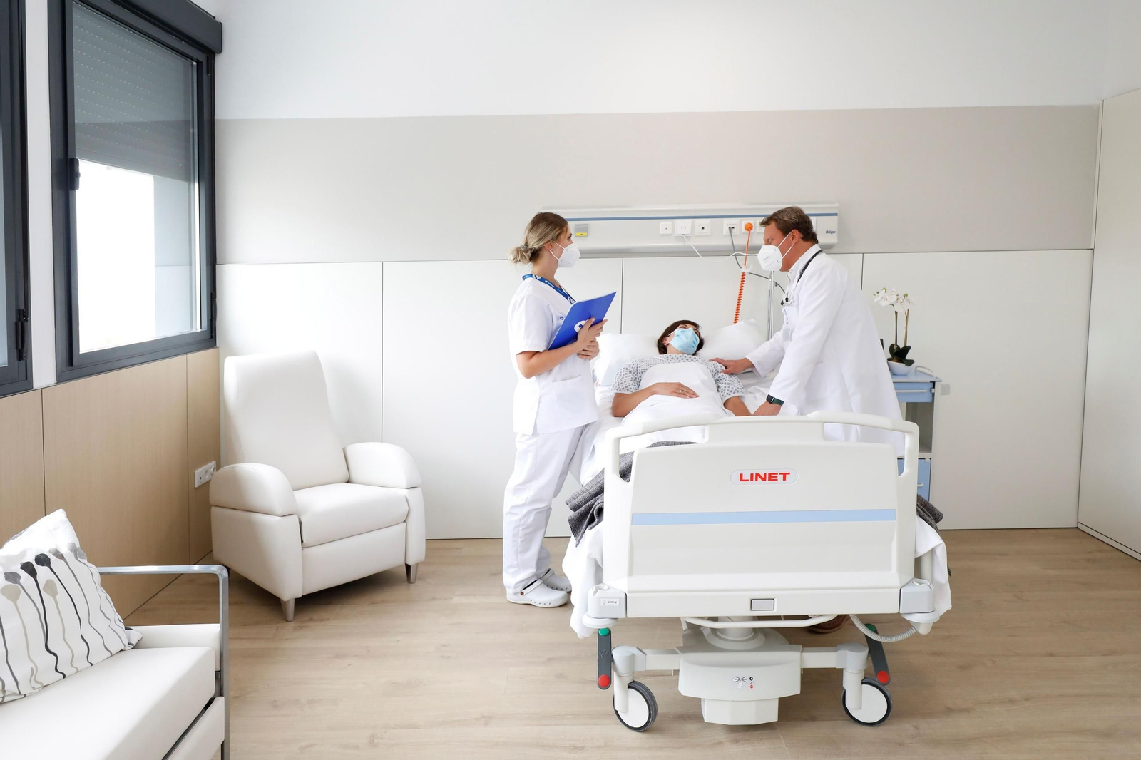 Dos profesionales atienden a una persona.