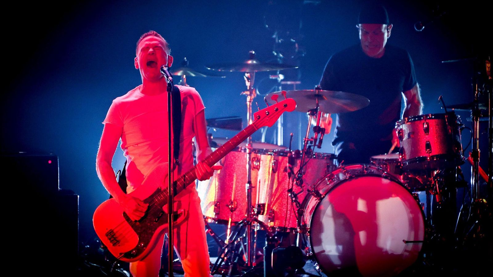 Bryan Adams al bajo y Pat Steward a la batería, en Fibes