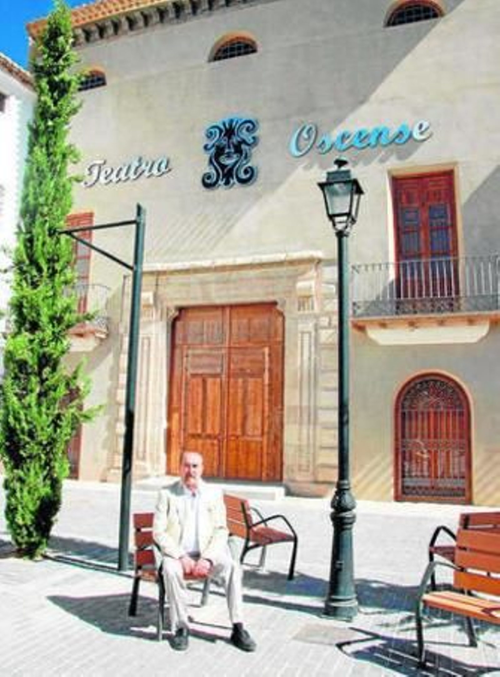 El director del festival, Rafael Hernández, en la puerta del teatro.