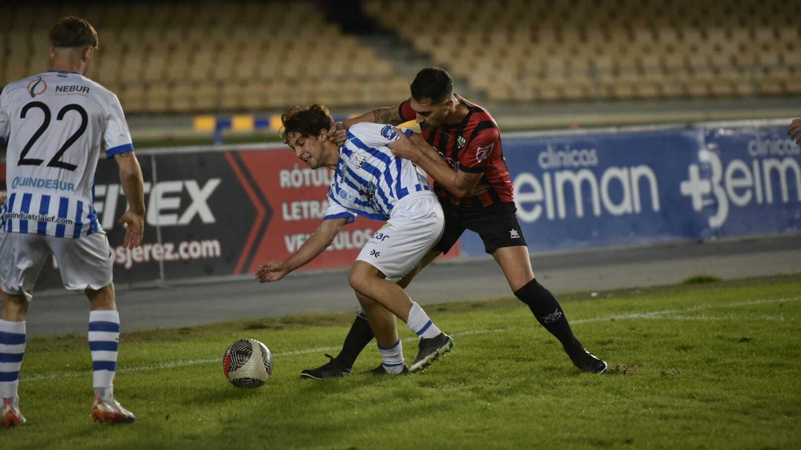 Dani Ramírez intenta zafarse de un contrario.