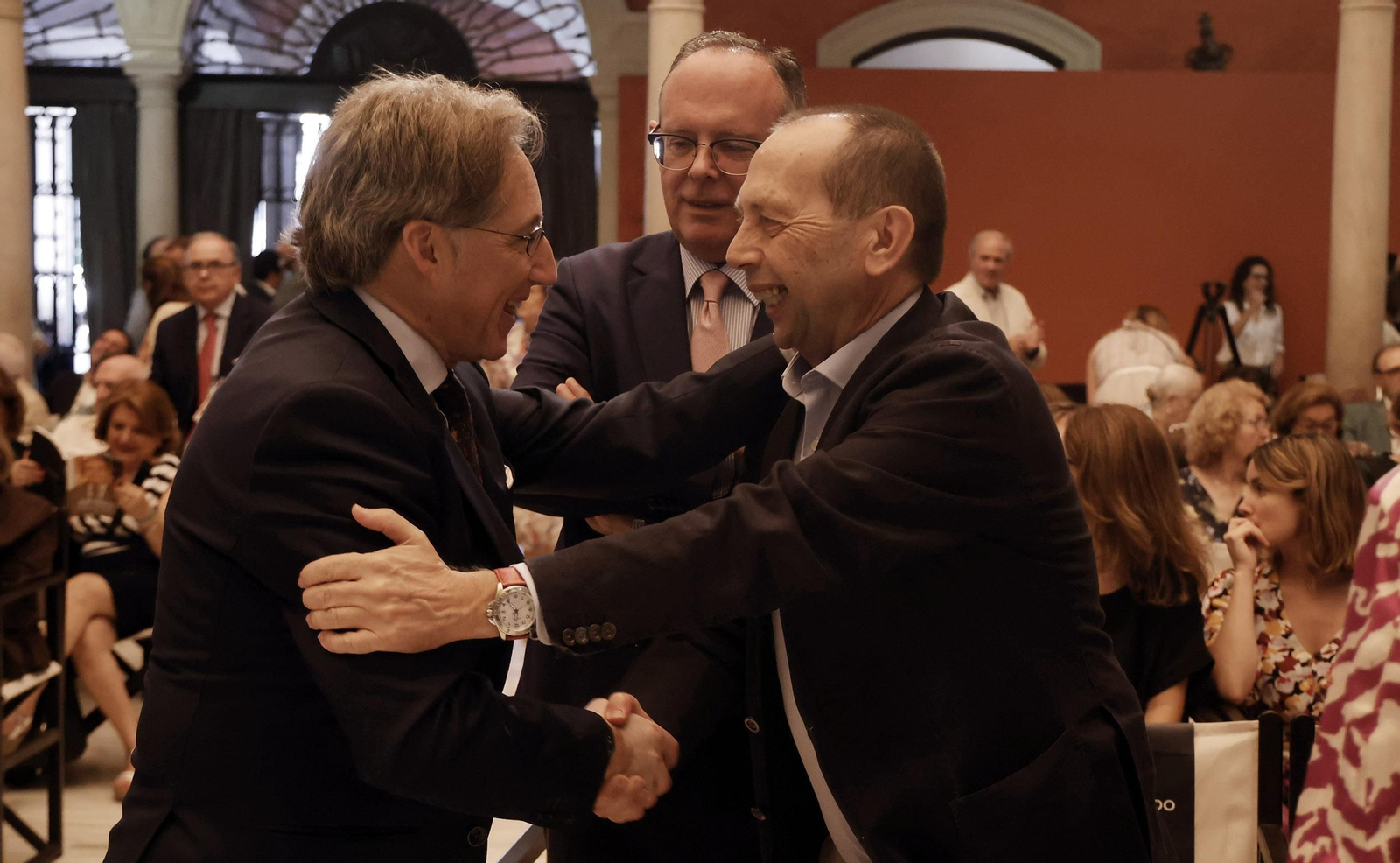 Presentación del libro  'Juan Robles, la sonrisa del tabernero' de Carlos Navarro, todas las imágenes
