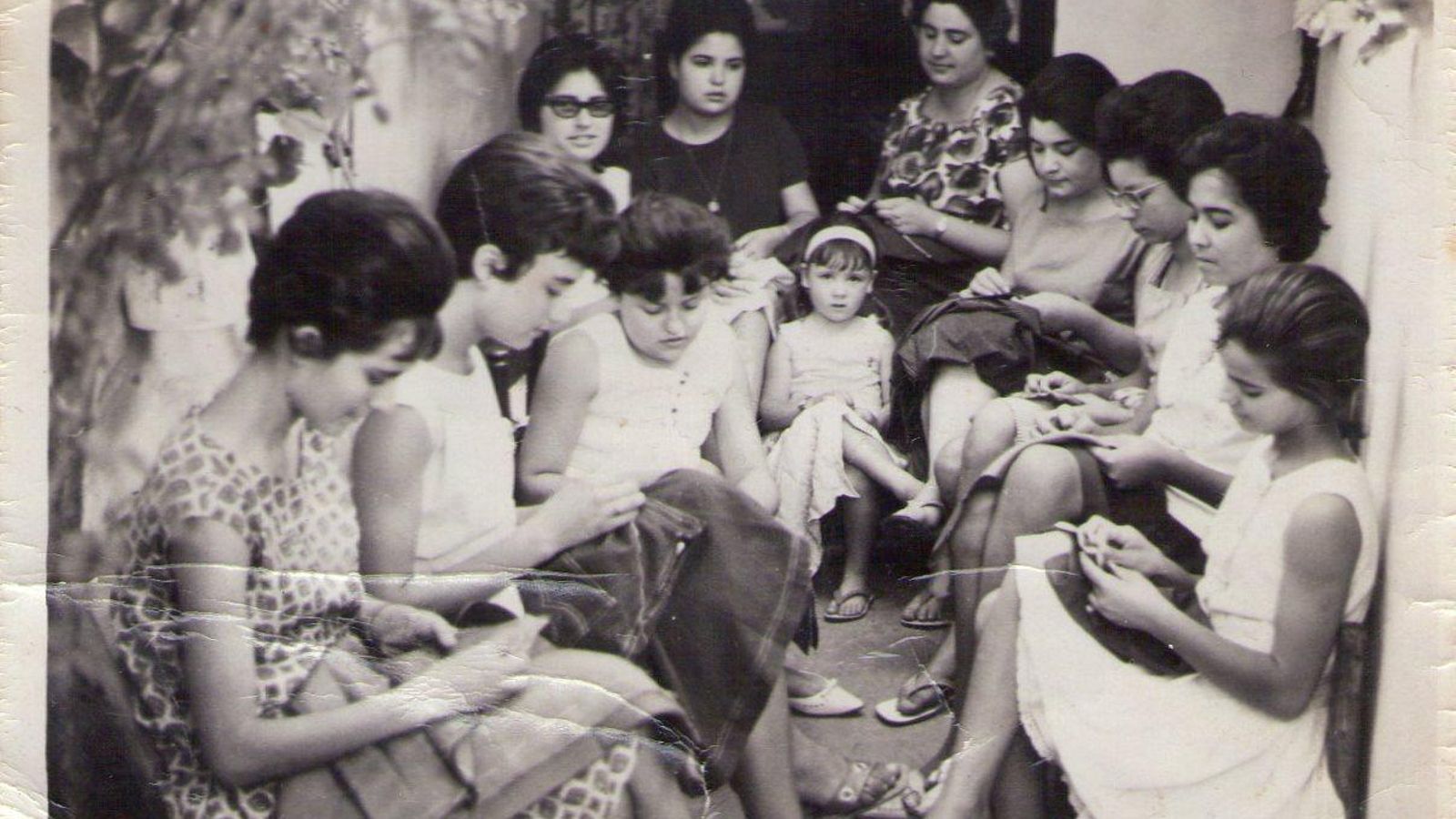 Mujeres bordando el ajuar. Siglo XX. Mujeres bordando el ajuar. Siglo XX.