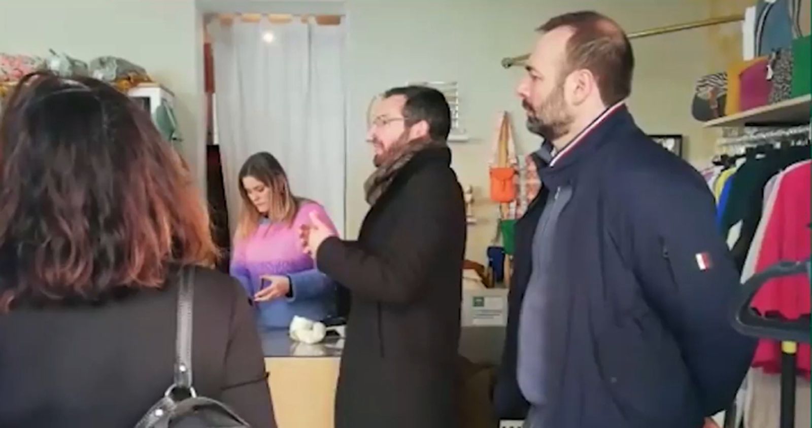 Javier Botella (en el centro), durante su visita a los comerciantes de la zona.