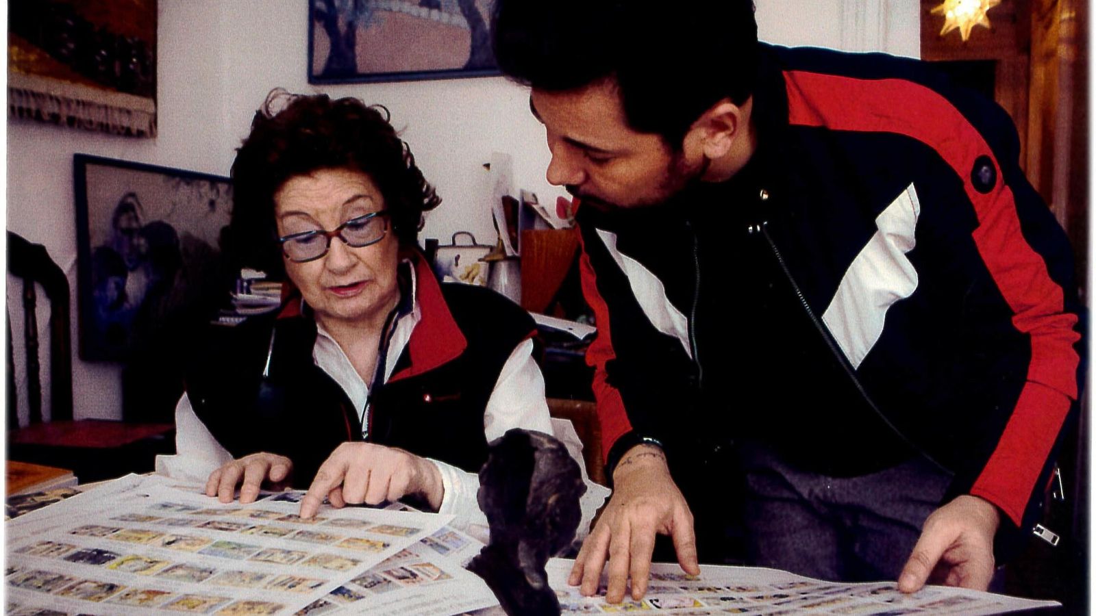 En su casa, en pleno trabajo.