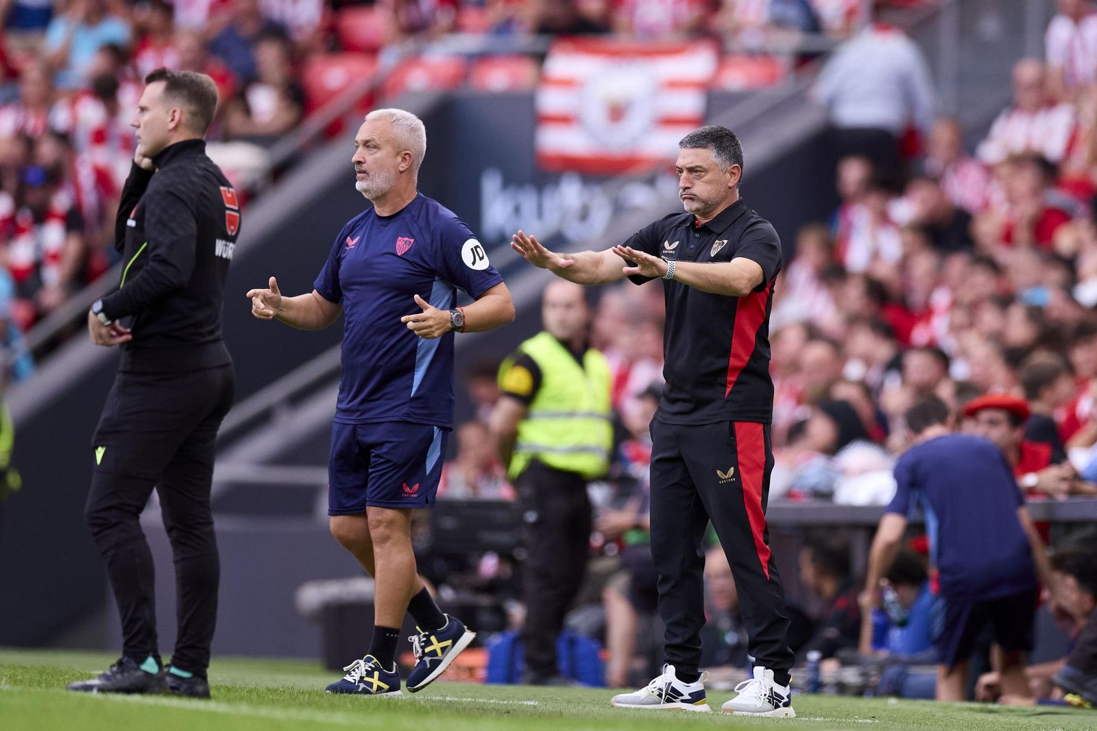 García Pimienta pide calma a sus jugadores en el duelo de este domingo ante el Athletic.