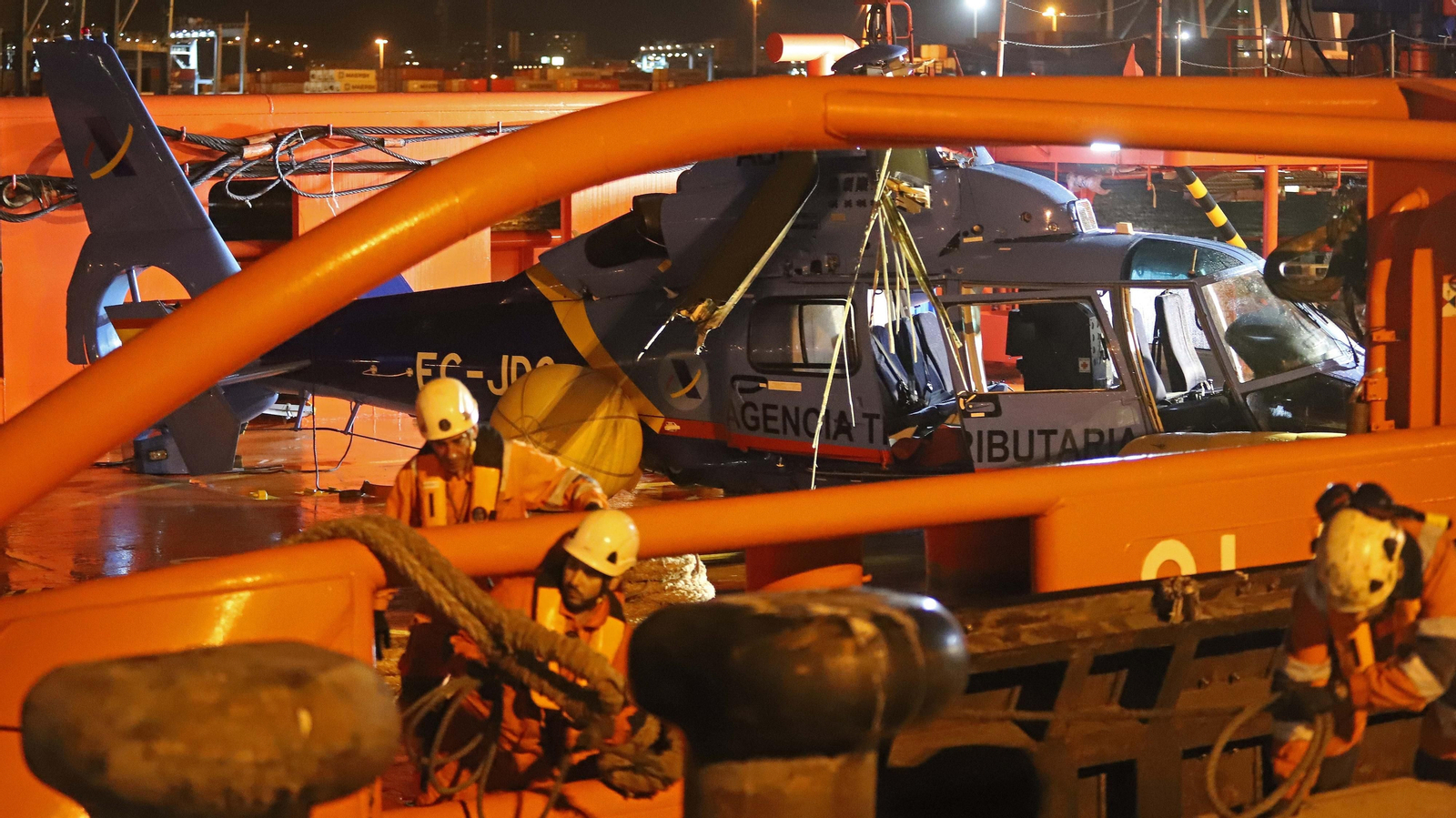 Fotos del traslado a Algeciras del helicóptero de Aduanas accidentado