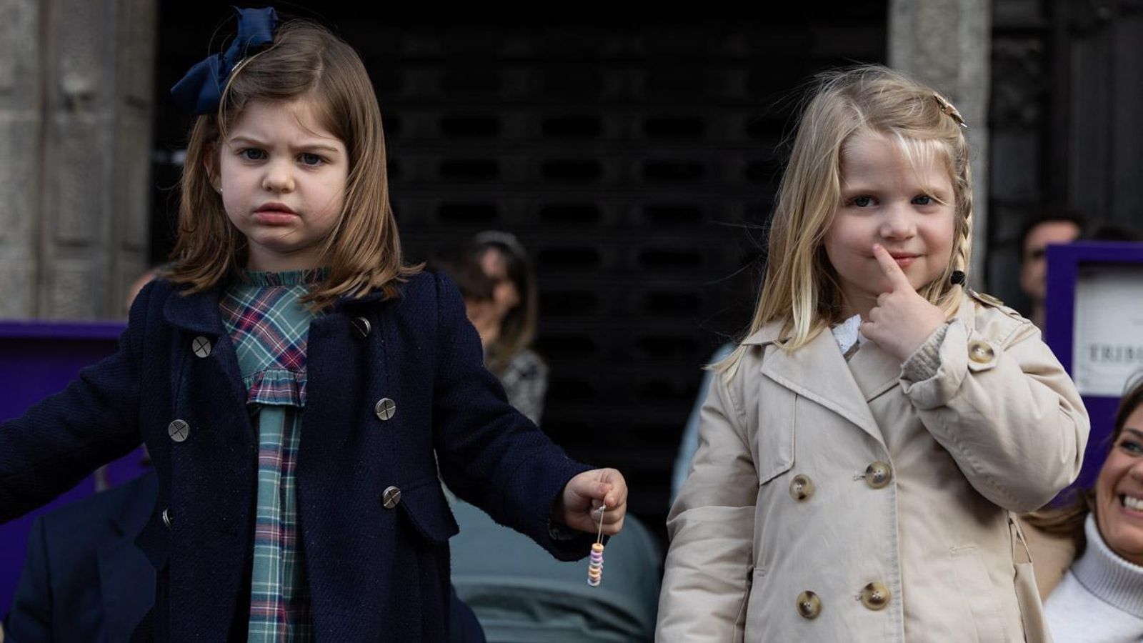 Los cofrades se rinden ante los grandes pasos de misterio del Lunes Santo