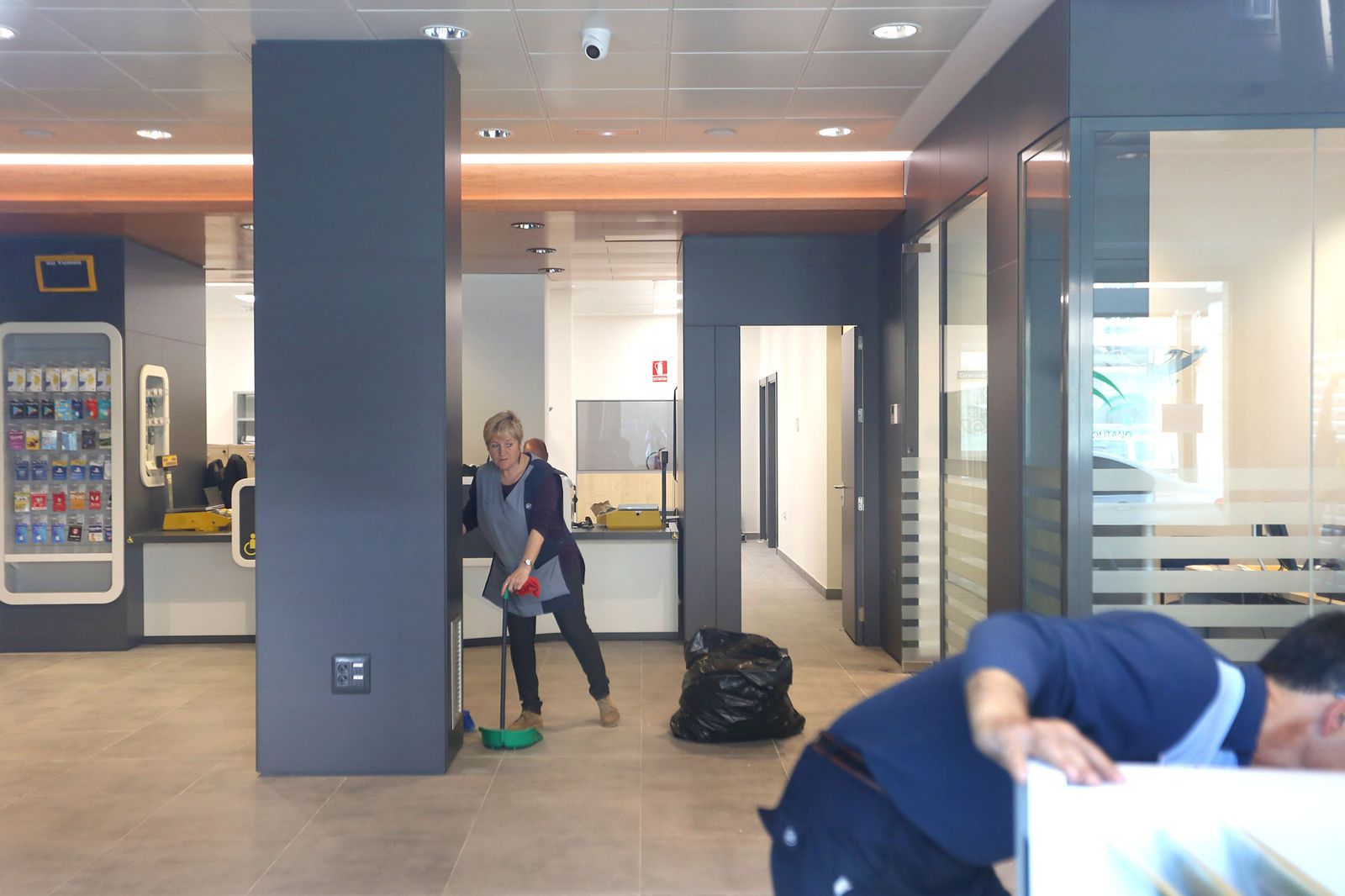 Una trabajadora limpia una de las zonas de la oficina con vistas a su próxima inauguración.