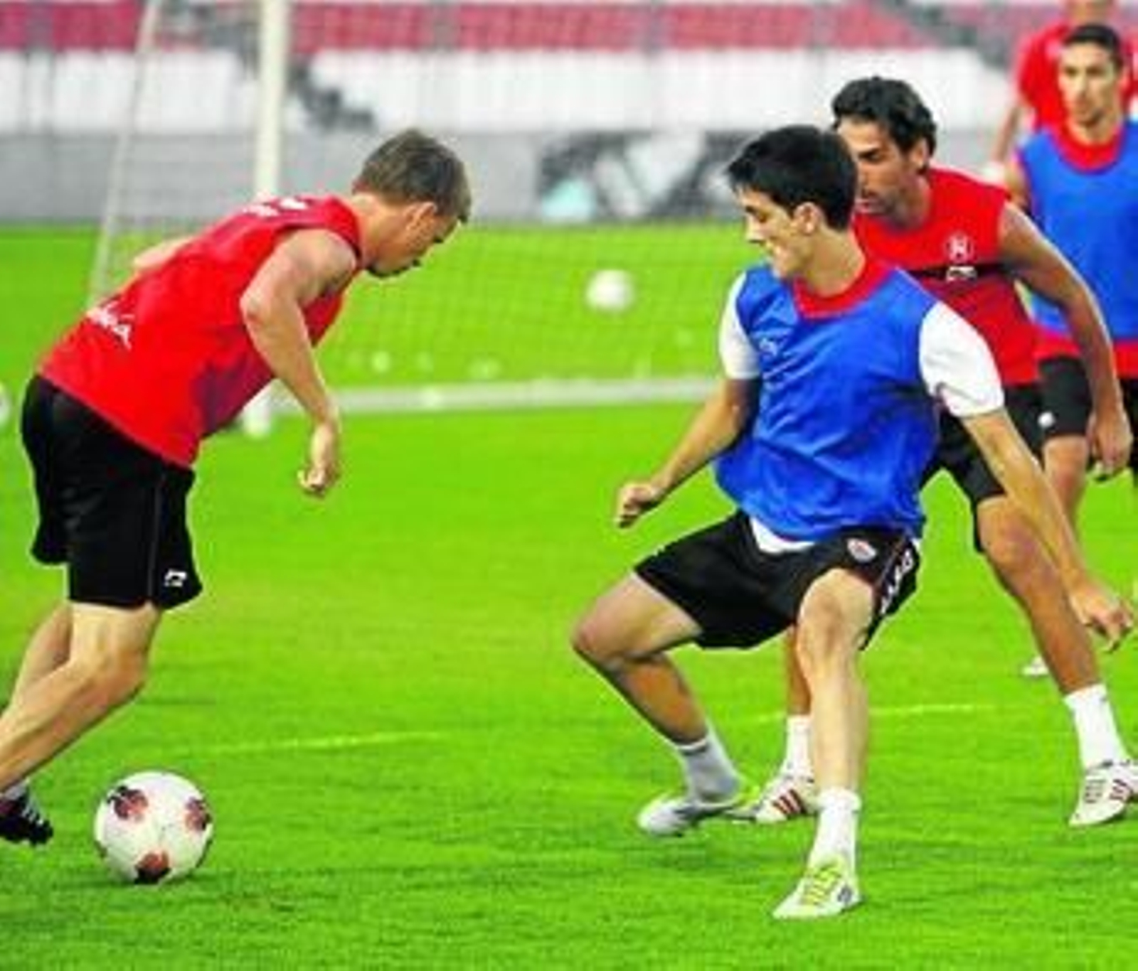 Luis Alberto presiona a De Mul durante la sesión de ayer.