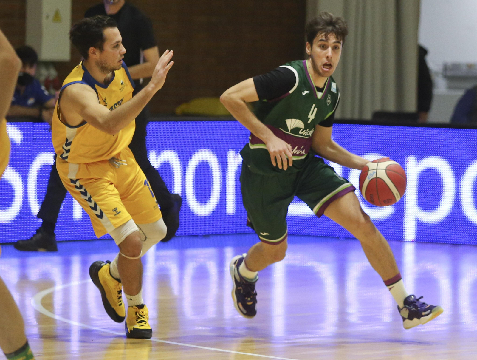 El Novaschool se lleva el derbi ante el Unicaja en Los Guindos