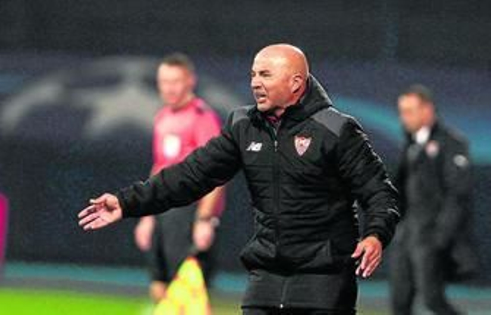Sampaoli da instrucciones a sus jugadores durante el encuentro ante el Dinamo de Zagreb.
