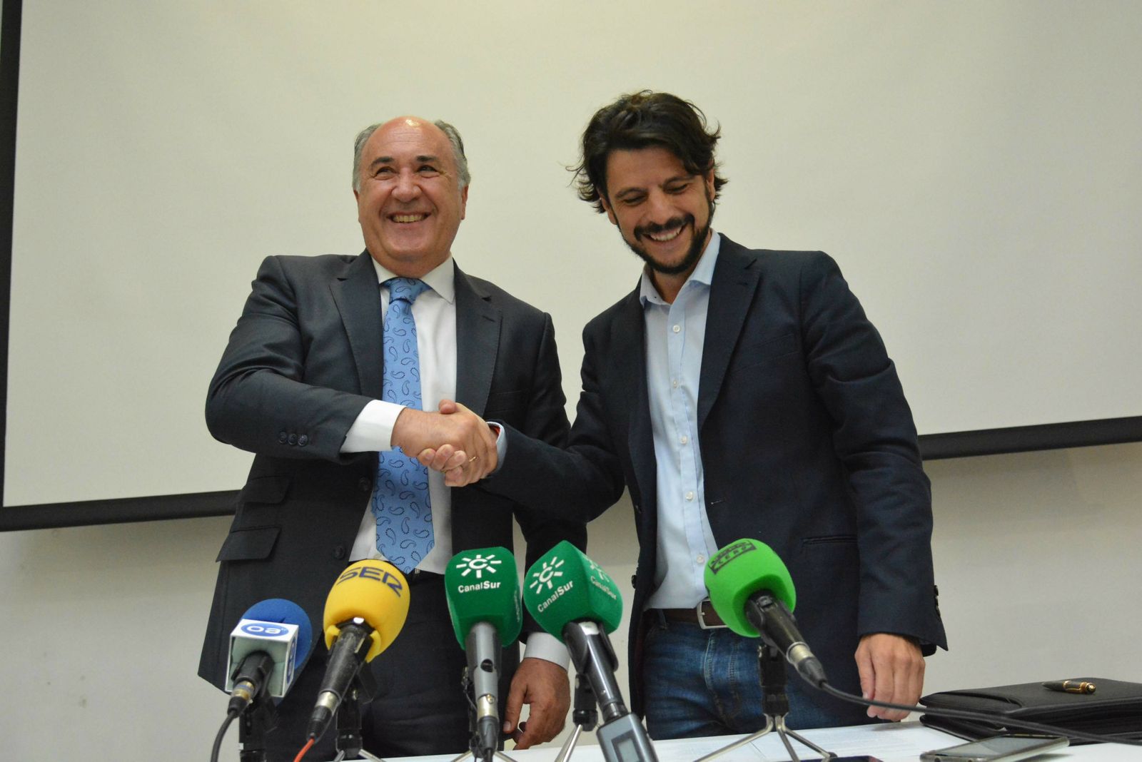 José Ignacio Landaluce (PP) y Sergio Pelayo (Ciudadanos), tras la firma del pacto de gobierno en Algeciras.