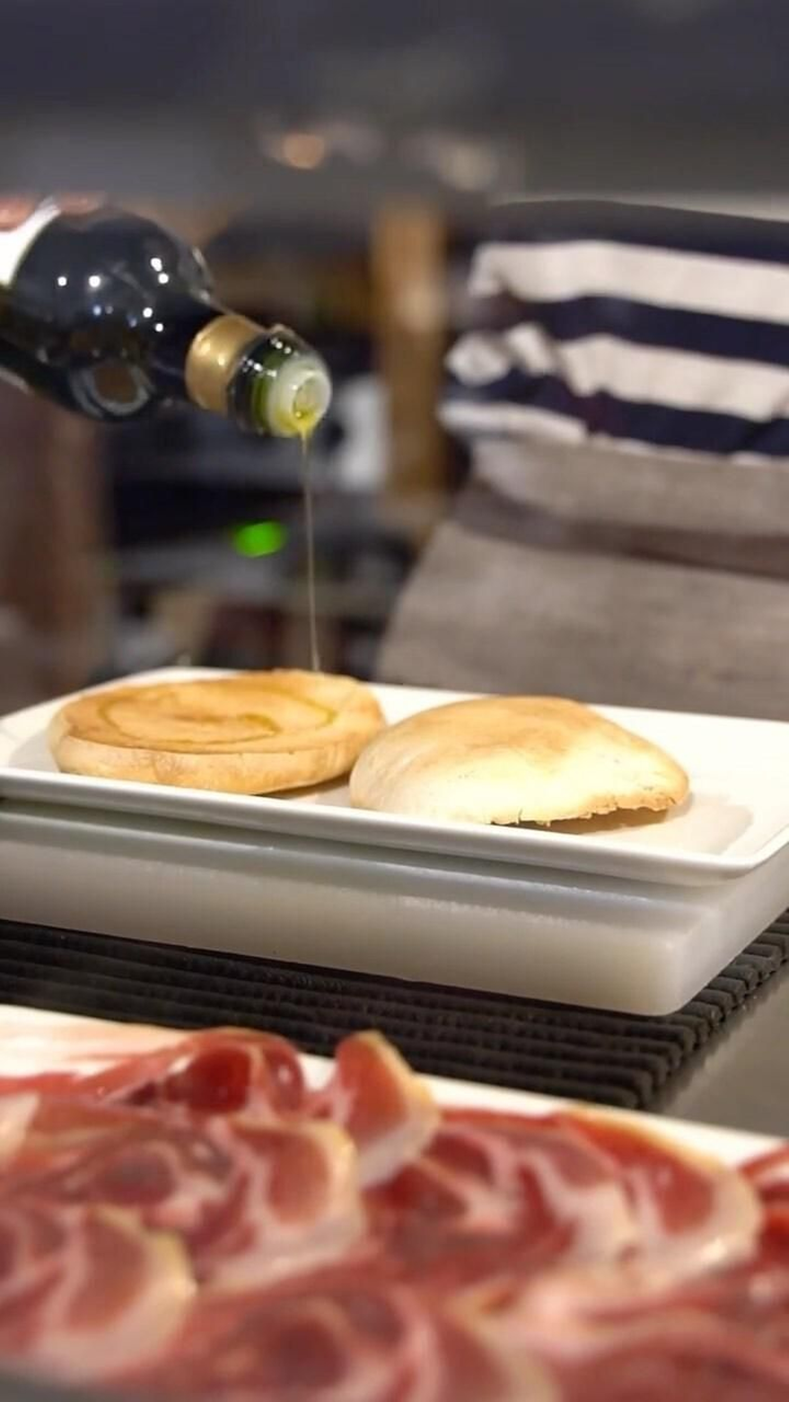Trabajador preparando un mollete con aceite