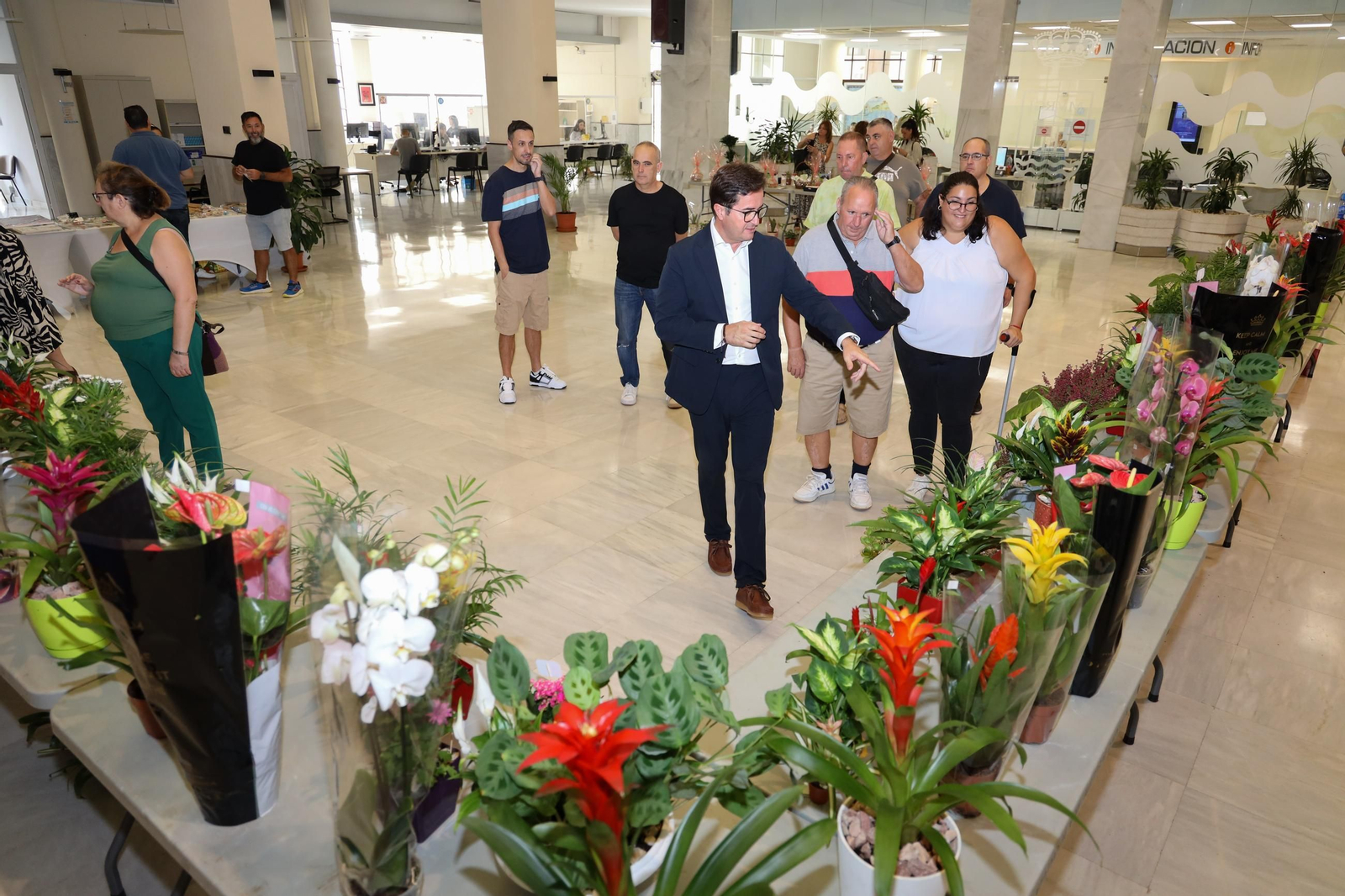 Francisco Góngora, alcalde ejidense, visita la exposición. Francisco Góngora, alcalde ejidense, visita la exposición.