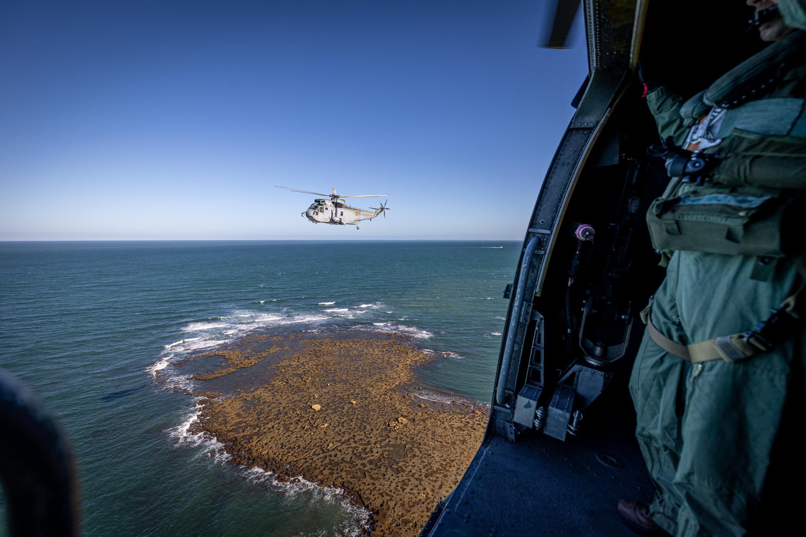 Imágenes del vuelo de despedida de los 'Sea King'  de la Quinta Escuadrilla de la FLOAN de la Armada por la Bahía de Cádiz