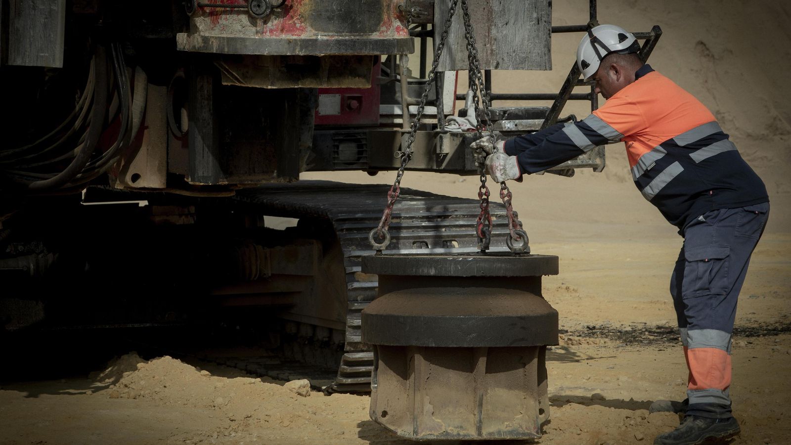 El oficial de primera prepara la pieza clave donde irá el pilote.