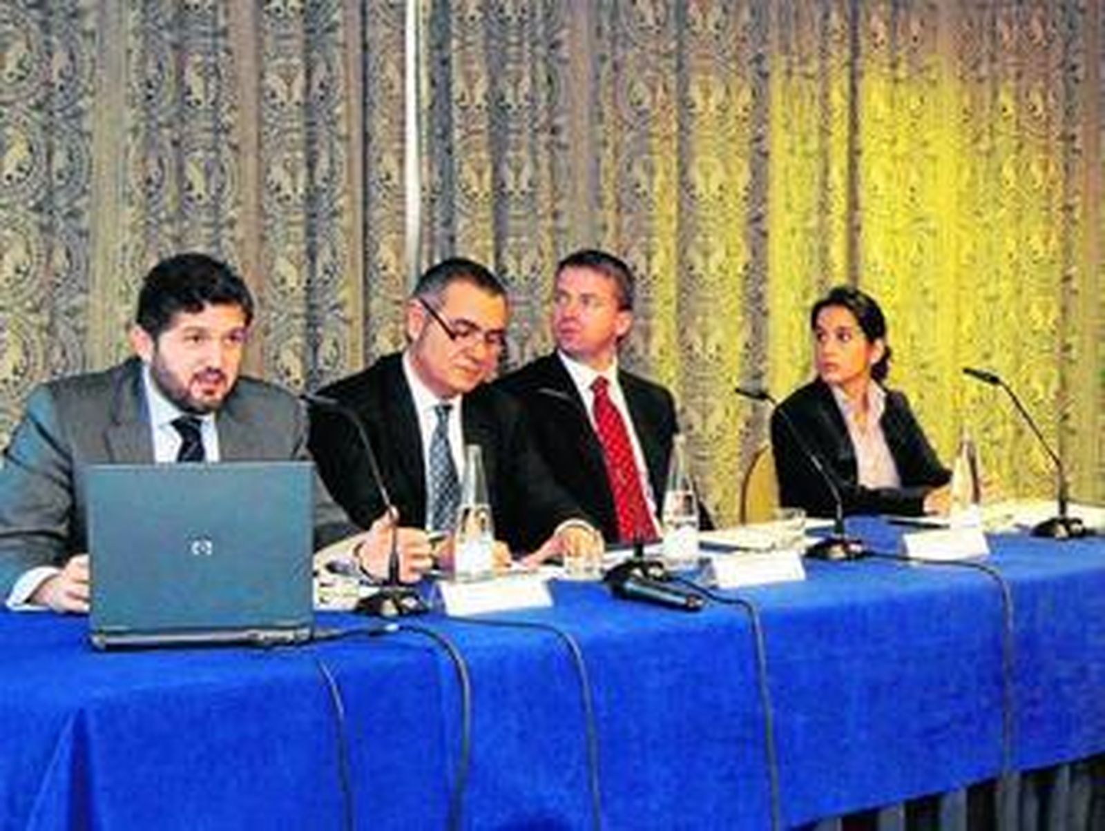 Alfonso Vargas, dir. de Desarrollo de Negocio de Andalucía de Enel Green Power; Carlos Rojo, secr. gral. de Aprean; y Matías Vega, (Gas Natural Fenosa).