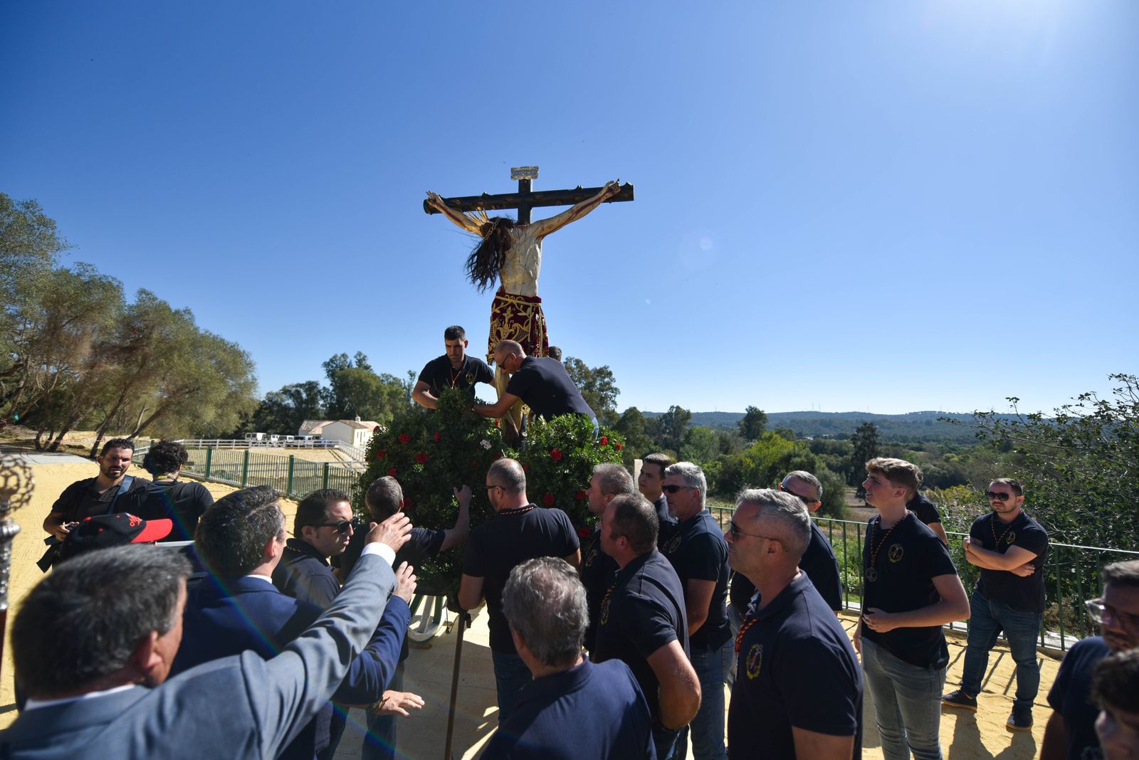 La procesión del Cristo de la Almoraima, en imágenes